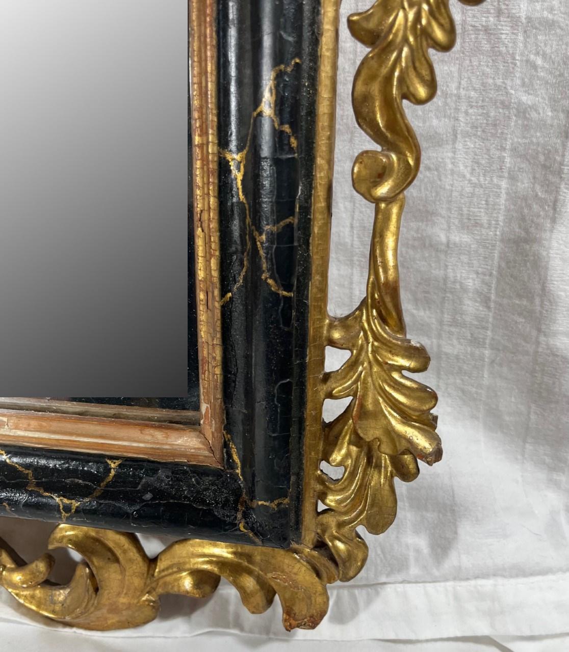 Verre Miroir en bois doré rococo d'époque Louis XV du XVIIIe siècle. en vente