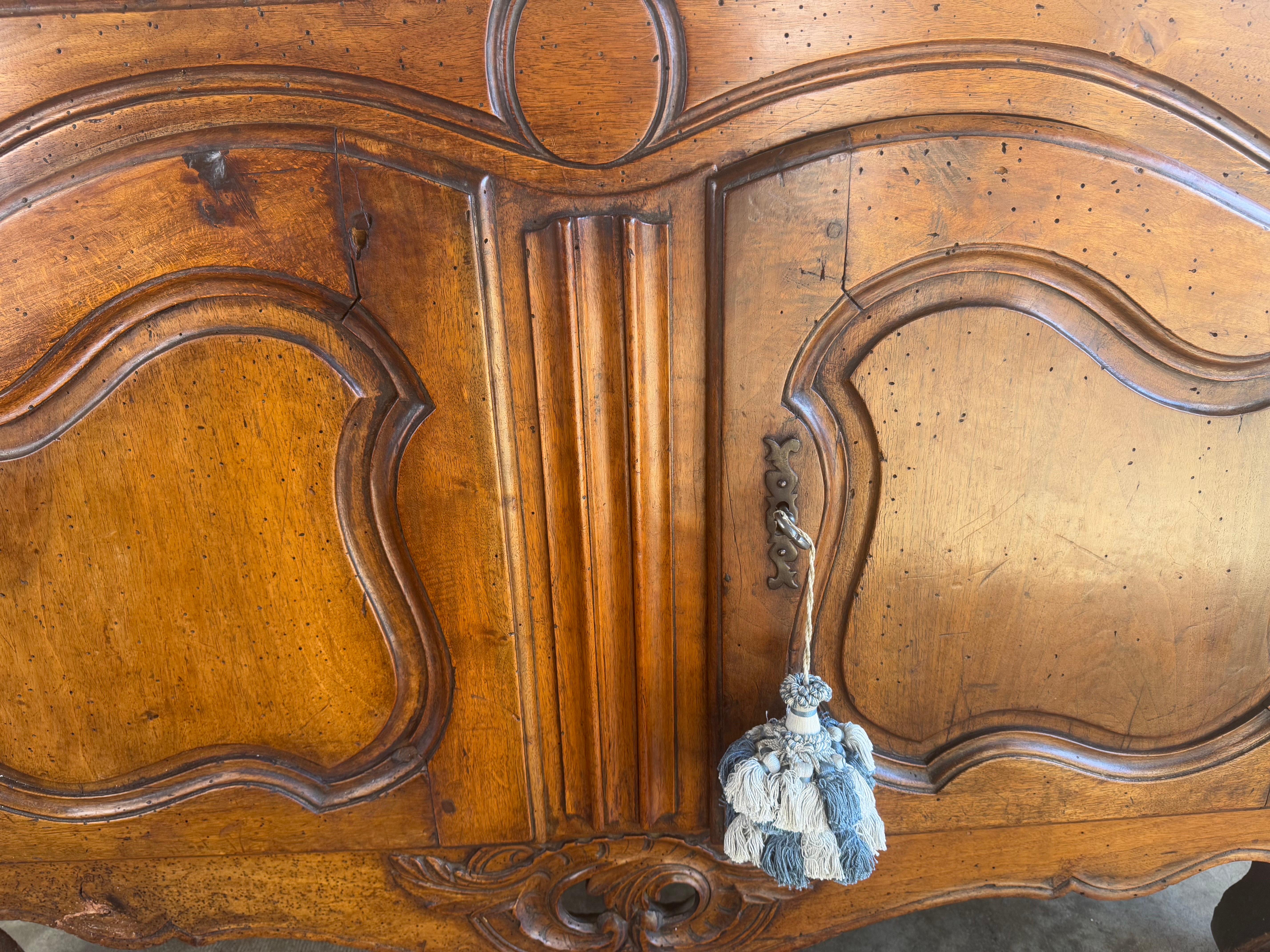 Französisches Louis-XV-Provinzial-Buffet aus massivem Nussbaumholz aus dem 18. im Angebot 4