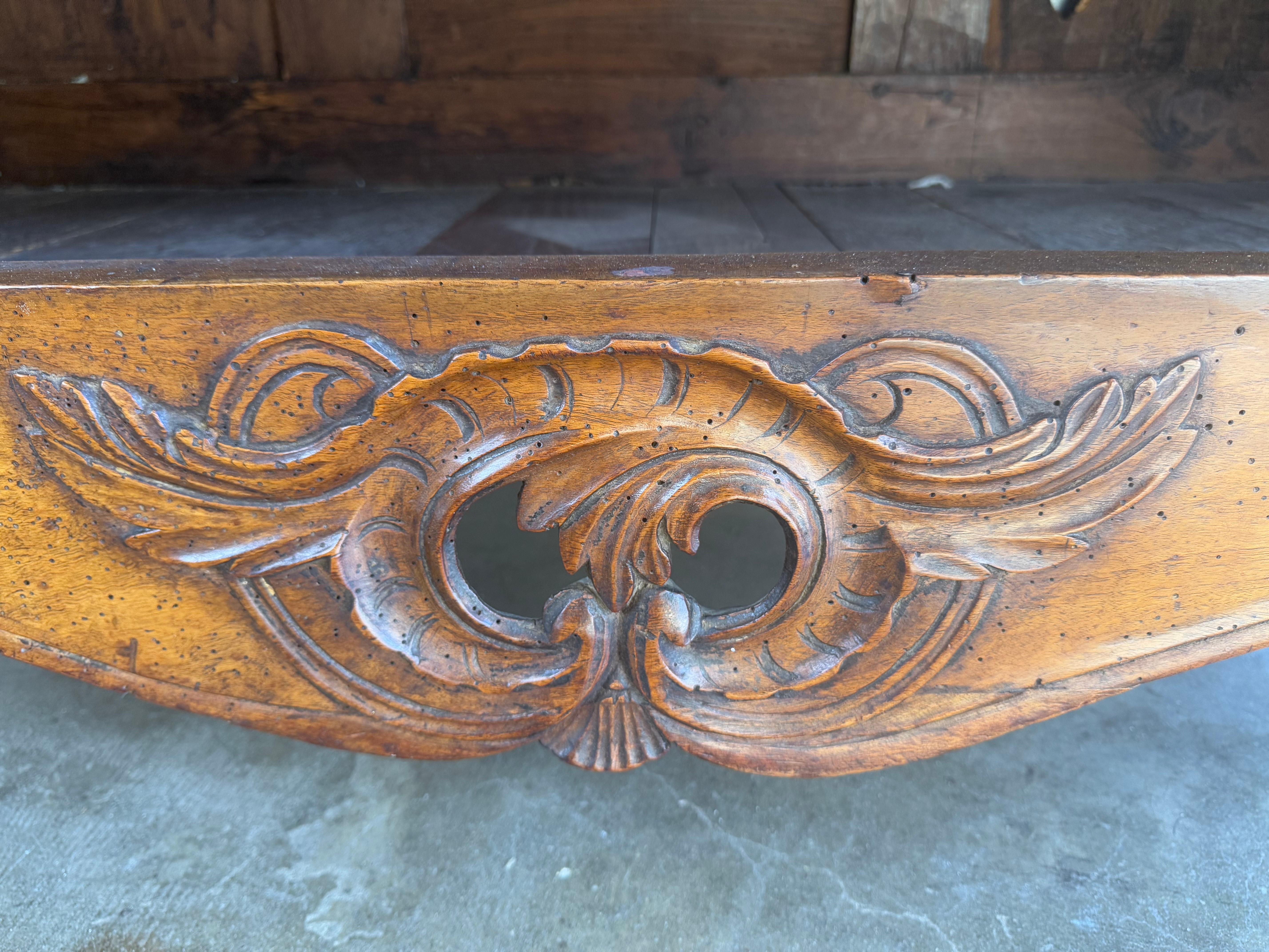 Französisches Louis-XV-Provinzial-Buffet aus massivem Nussbaumholz aus dem 18. im Angebot 5