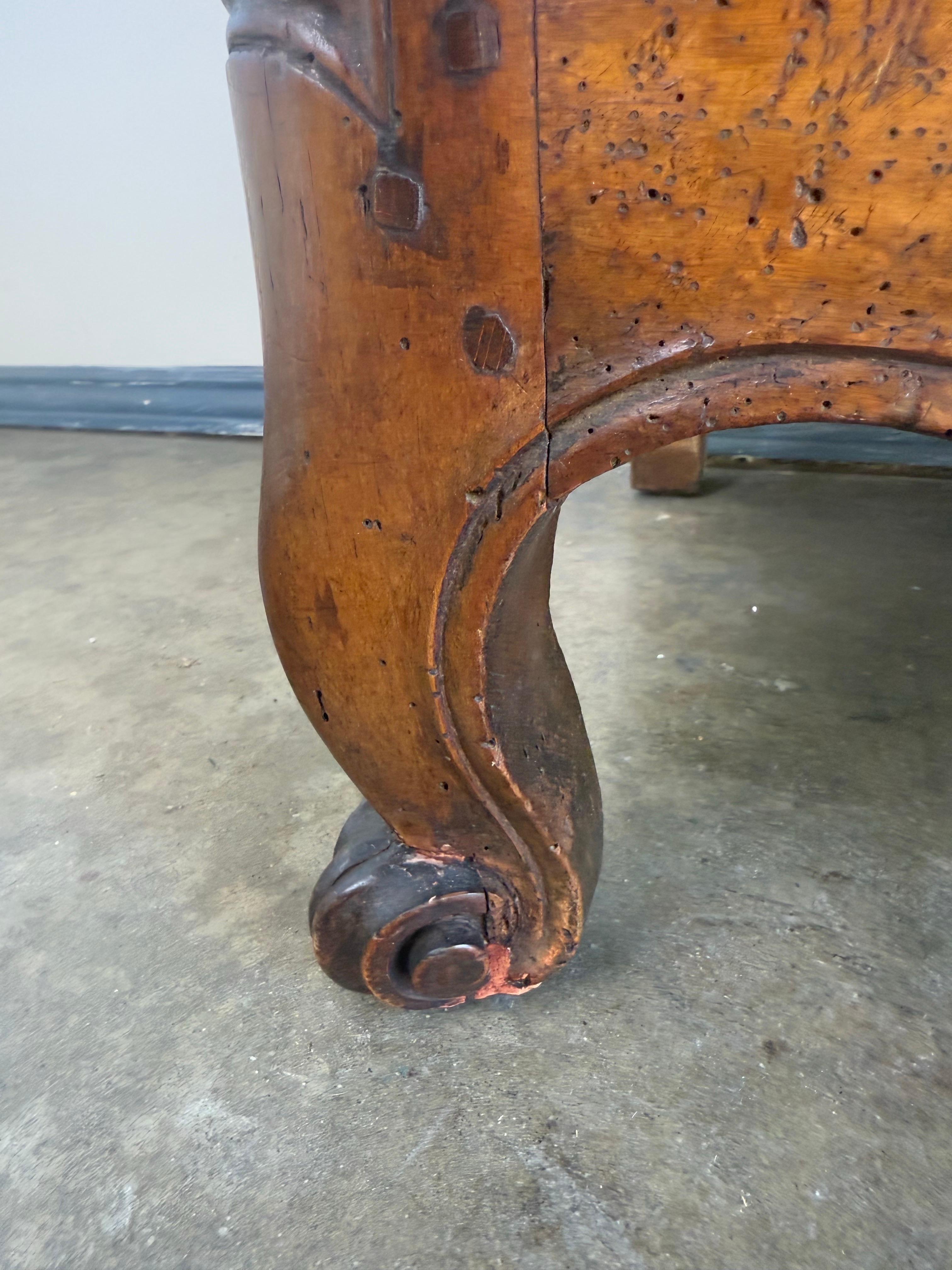 Französisches Louis-XV-Provinzial-Buffet aus massivem Nussbaumholz aus dem 18. im Angebot 6