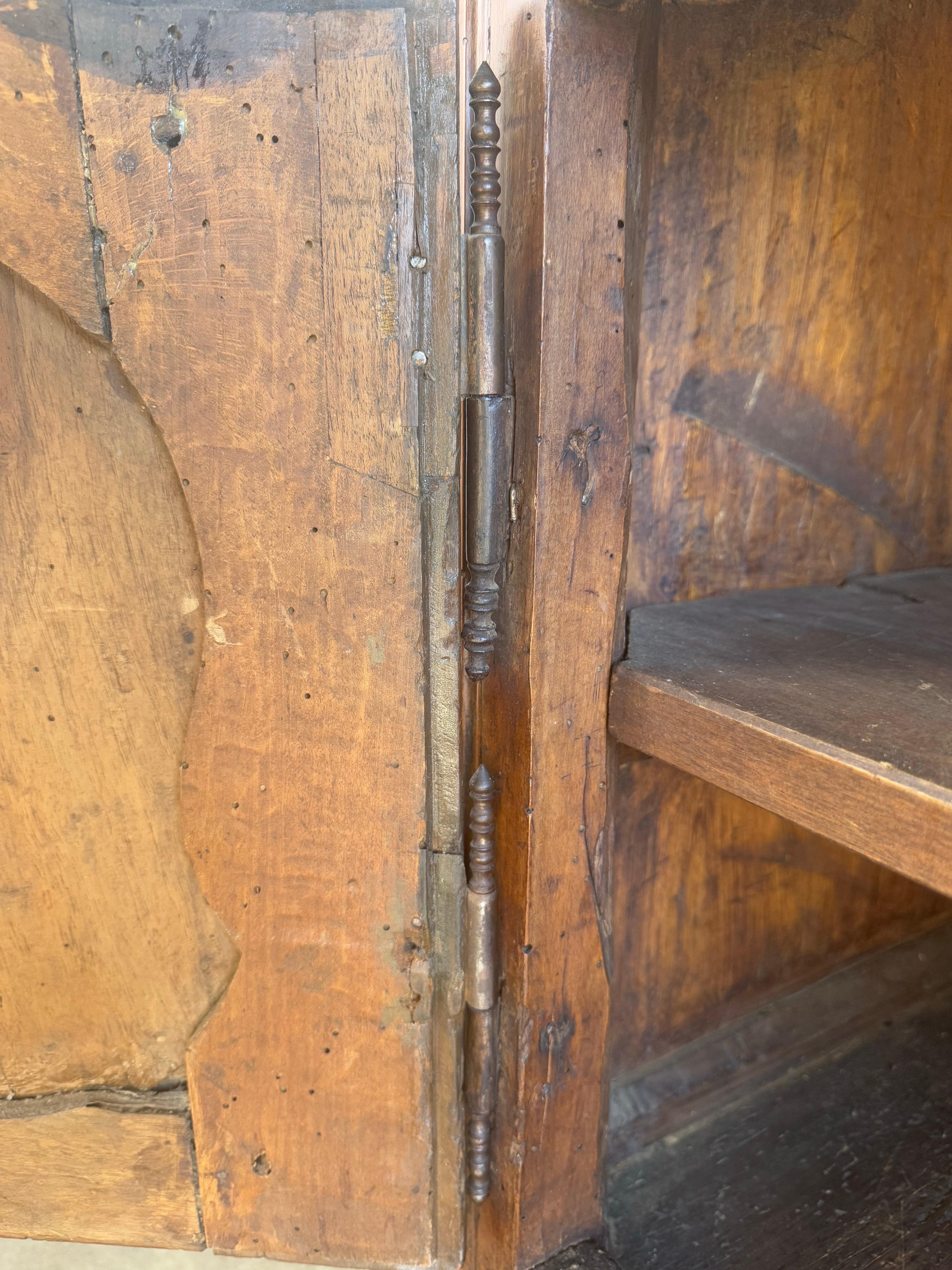 Französisches Louis-XV-Provinzial-Buffet aus massivem Nussbaumholz aus dem 18. im Angebot 7