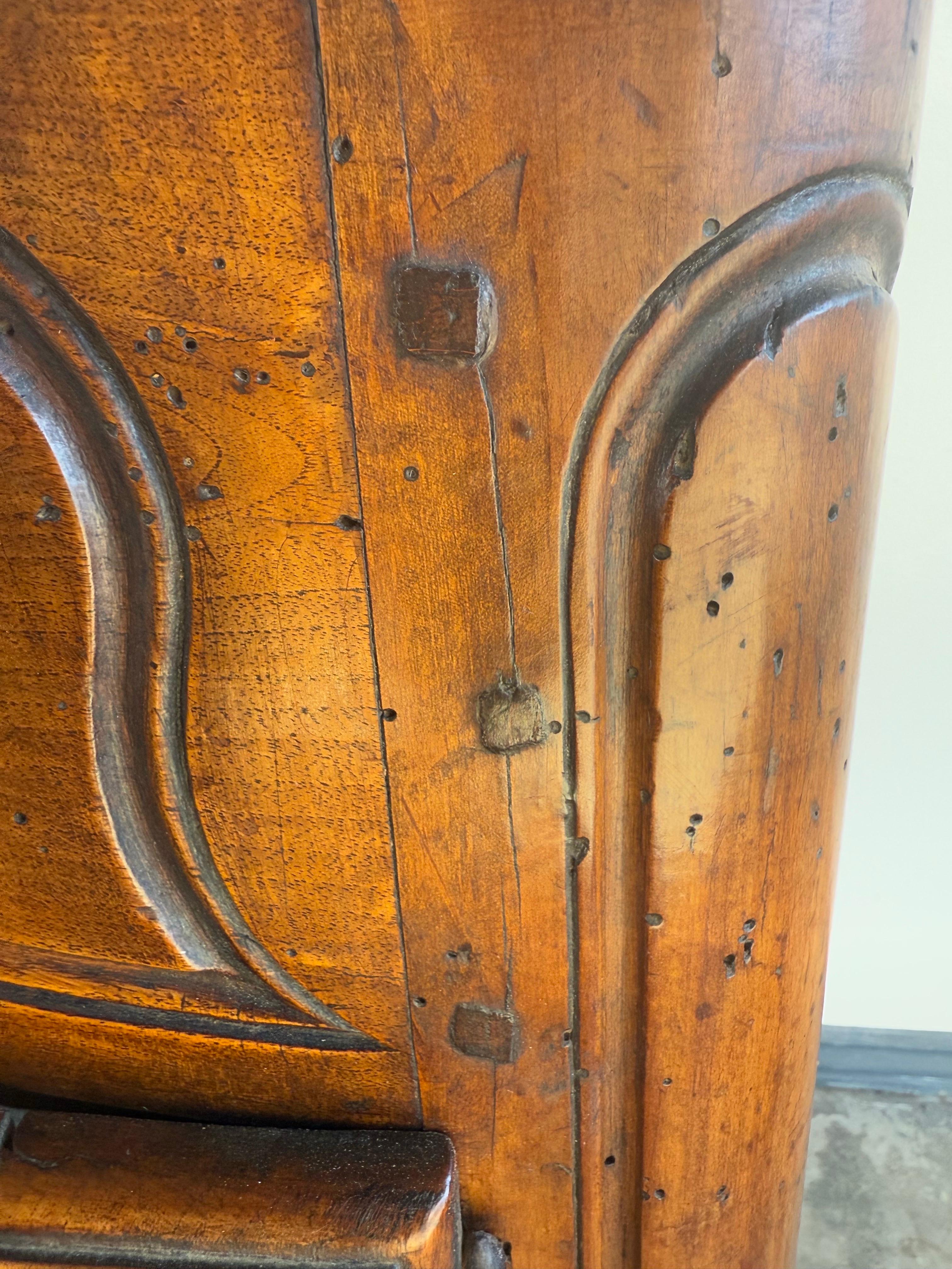 Französisches Louis-XV-Provinzial-Buffet aus massivem Nussbaumholz aus dem 18. im Angebot 8