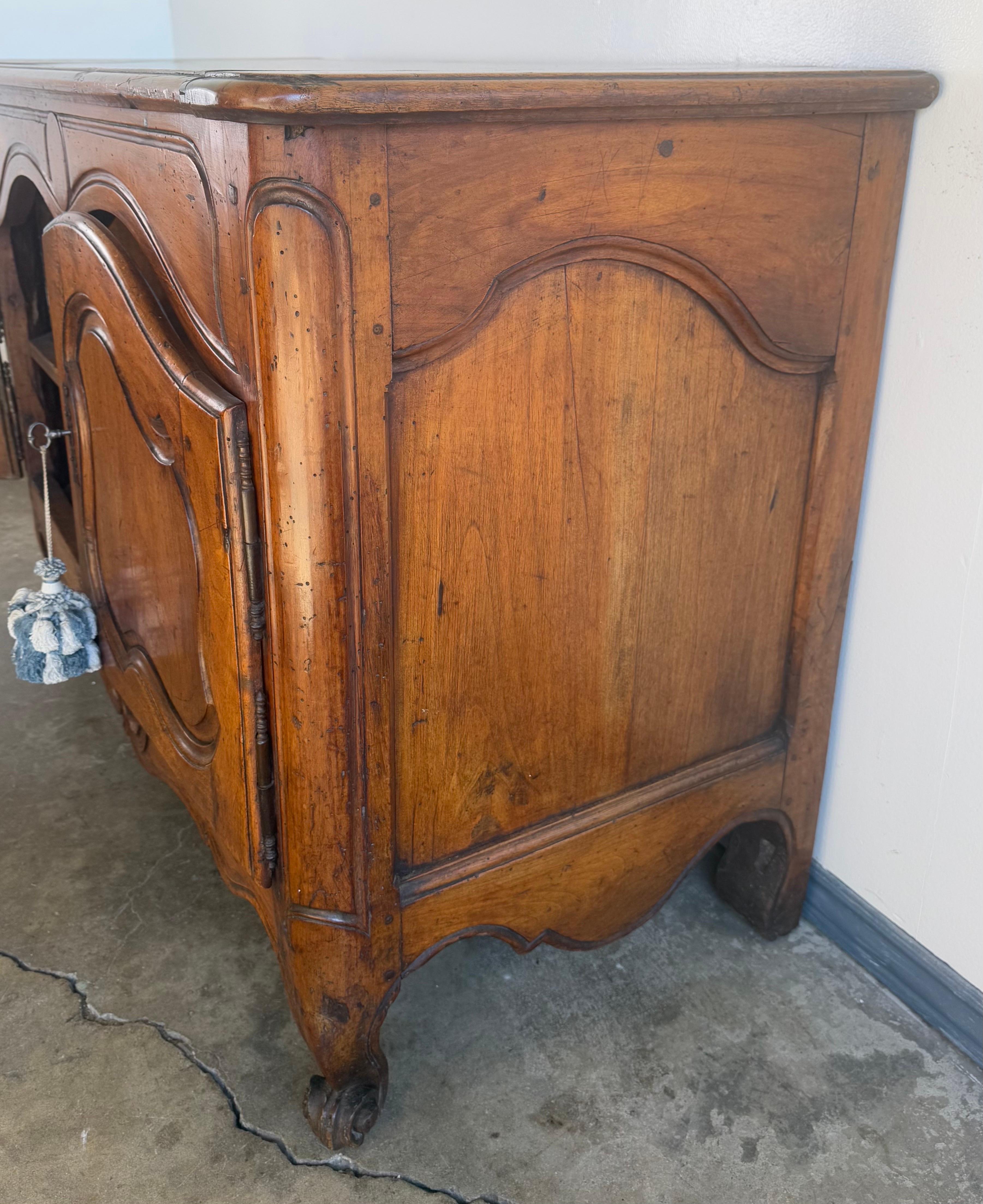 Französisches Louis-XV-Provinzial-Buffet aus massivem Nussbaumholz aus dem 18. im Angebot 9