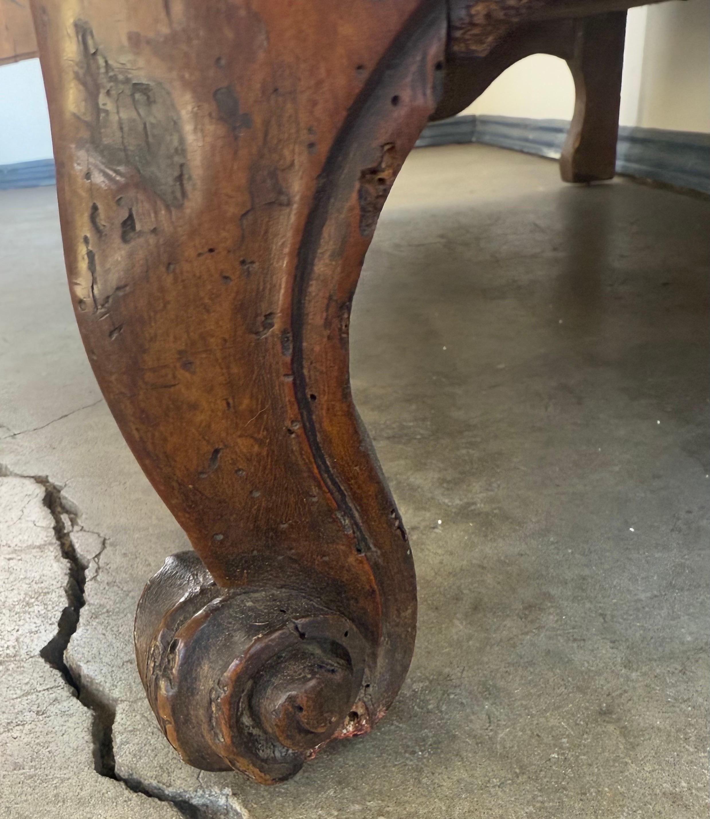 Französisches Louis-XV-Provinzial-Buffet aus massivem Nussbaumholz aus dem 18. im Angebot 10