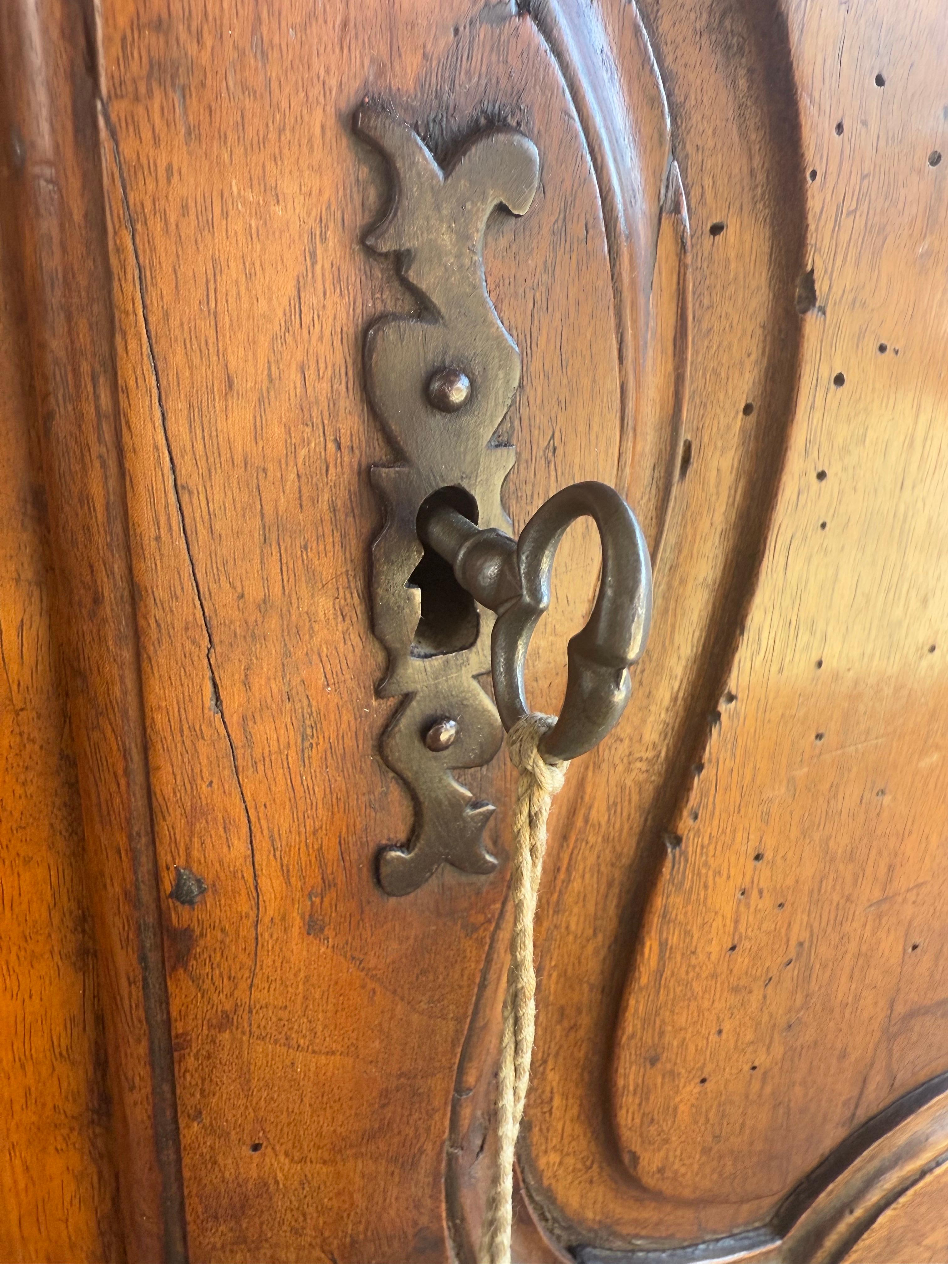 Französisches Louis-XV-Provinzial-Buffet aus massivem Nussbaumholz aus dem 18. im Angebot 11