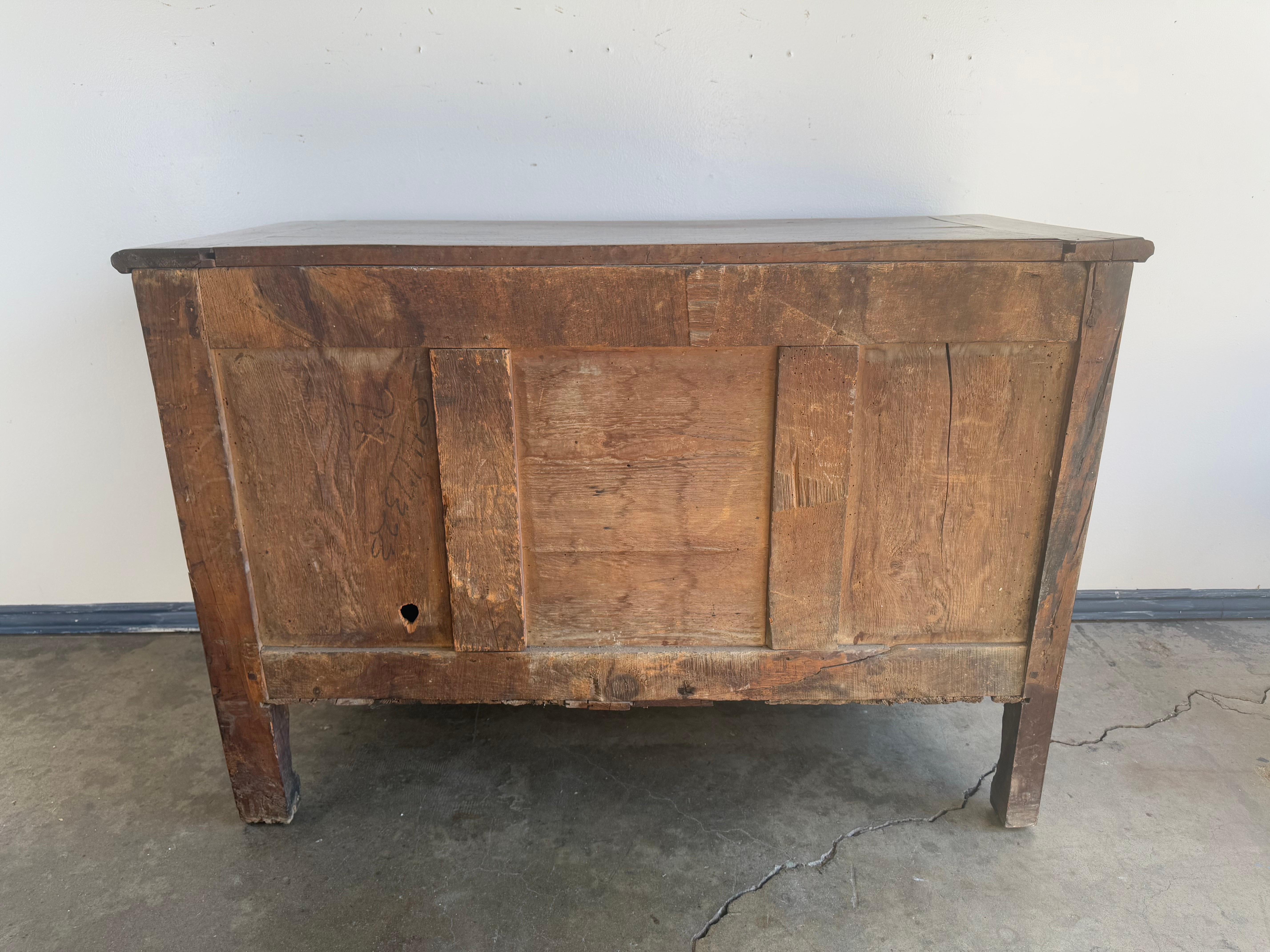 Französisches Louis-XV-Provinzial-Buffet aus massivem Nussbaumholz aus dem 18. im Angebot 13