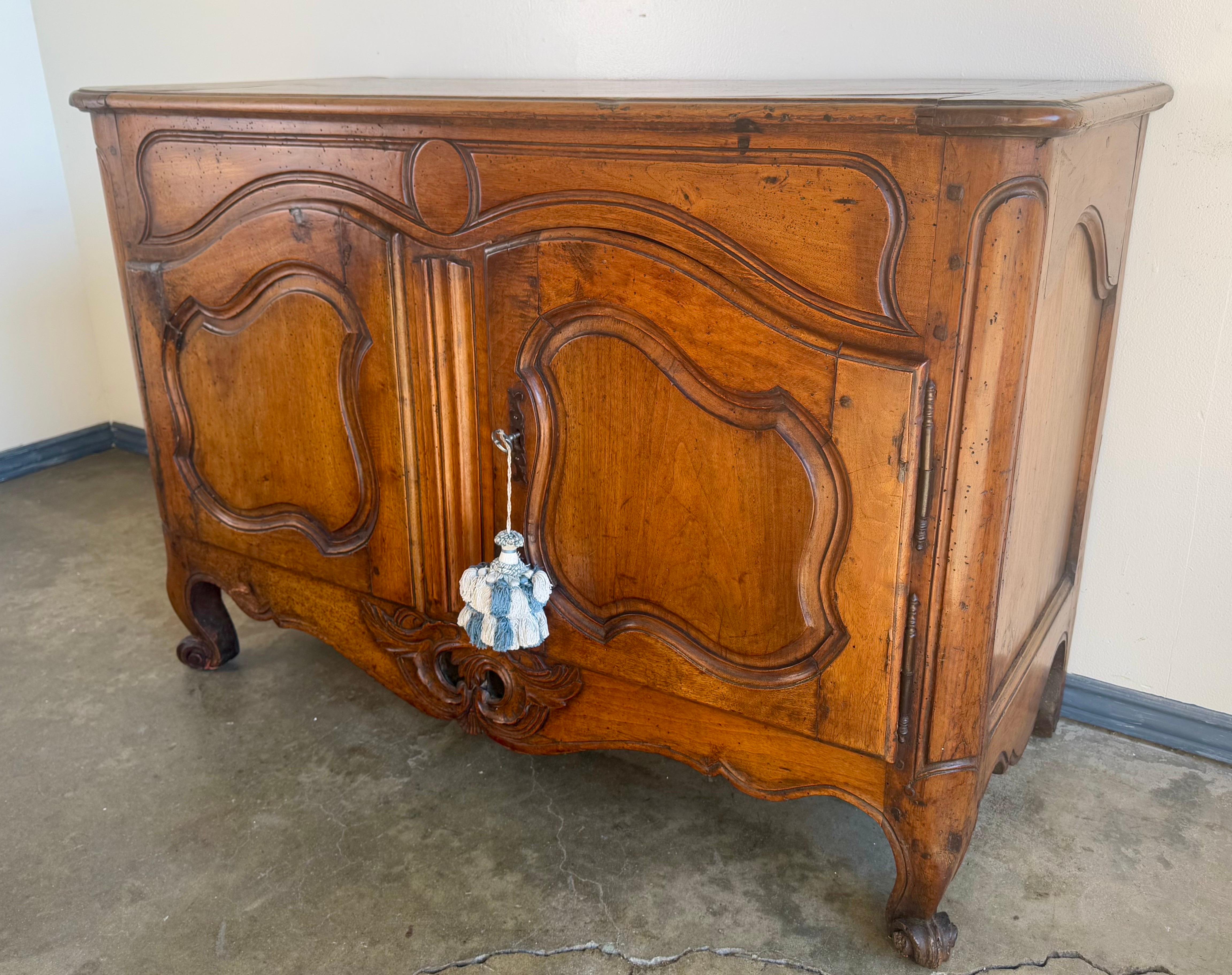 Französisches Louis-XV-Provinzial-Buffet aus massivem Nussbaumholz aus dem 18. (Französische Provence) im Angebot