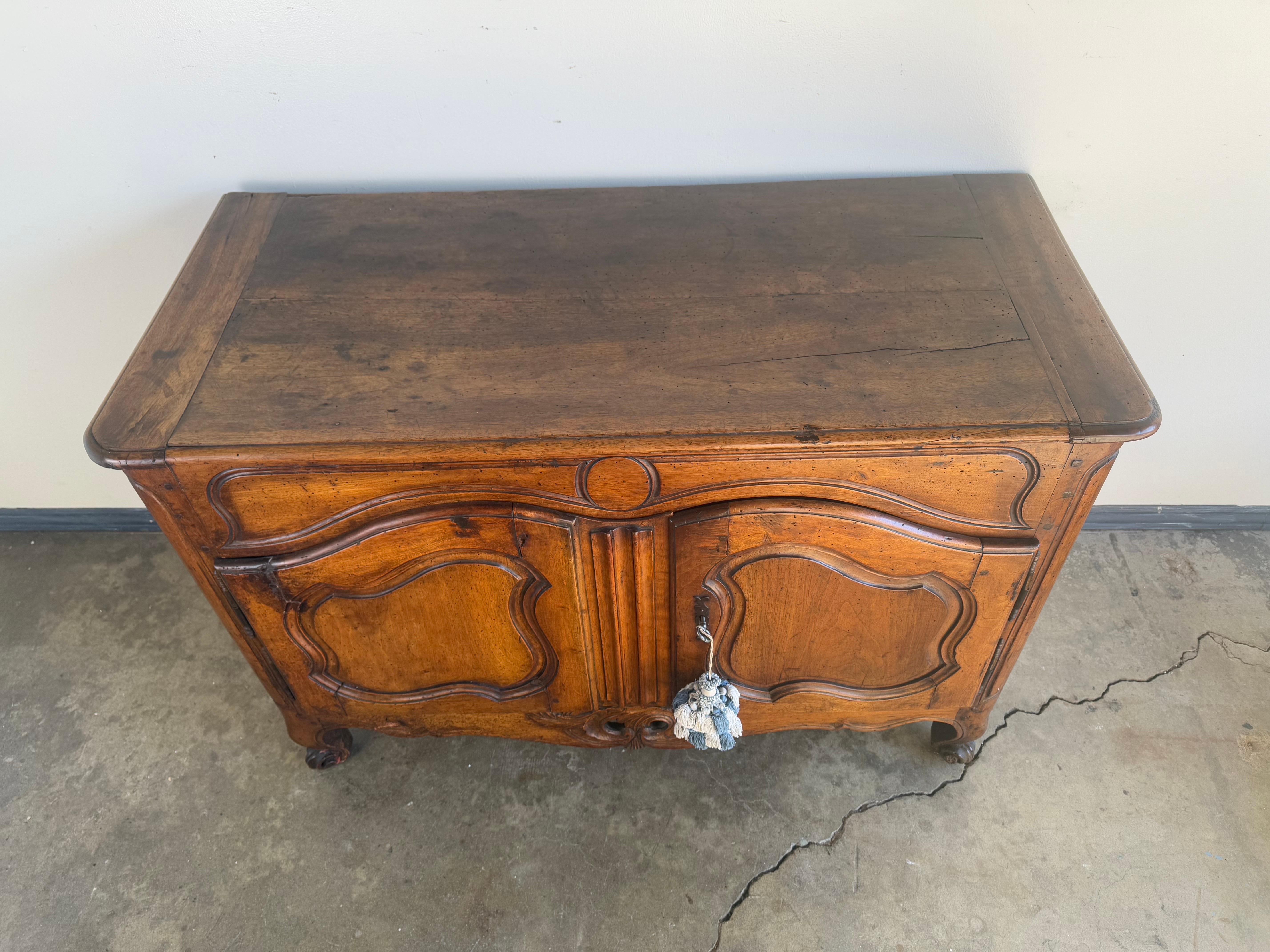 Französisches Louis-XV-Provinzial-Buffet aus massivem Nussbaumholz aus dem 18. (Walnuss) im Angebot
