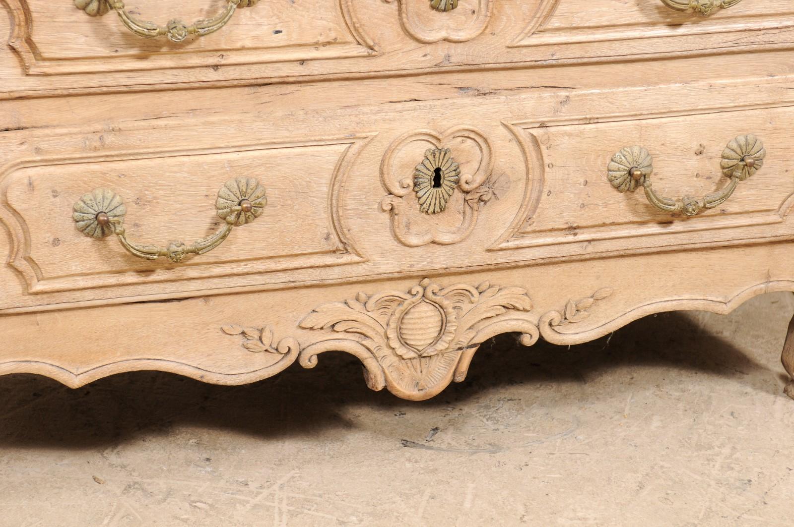 Commode provinciale française Louis XV du 18ème siècle à quatre tiroirs et plateau en bois de marbre en vente 1