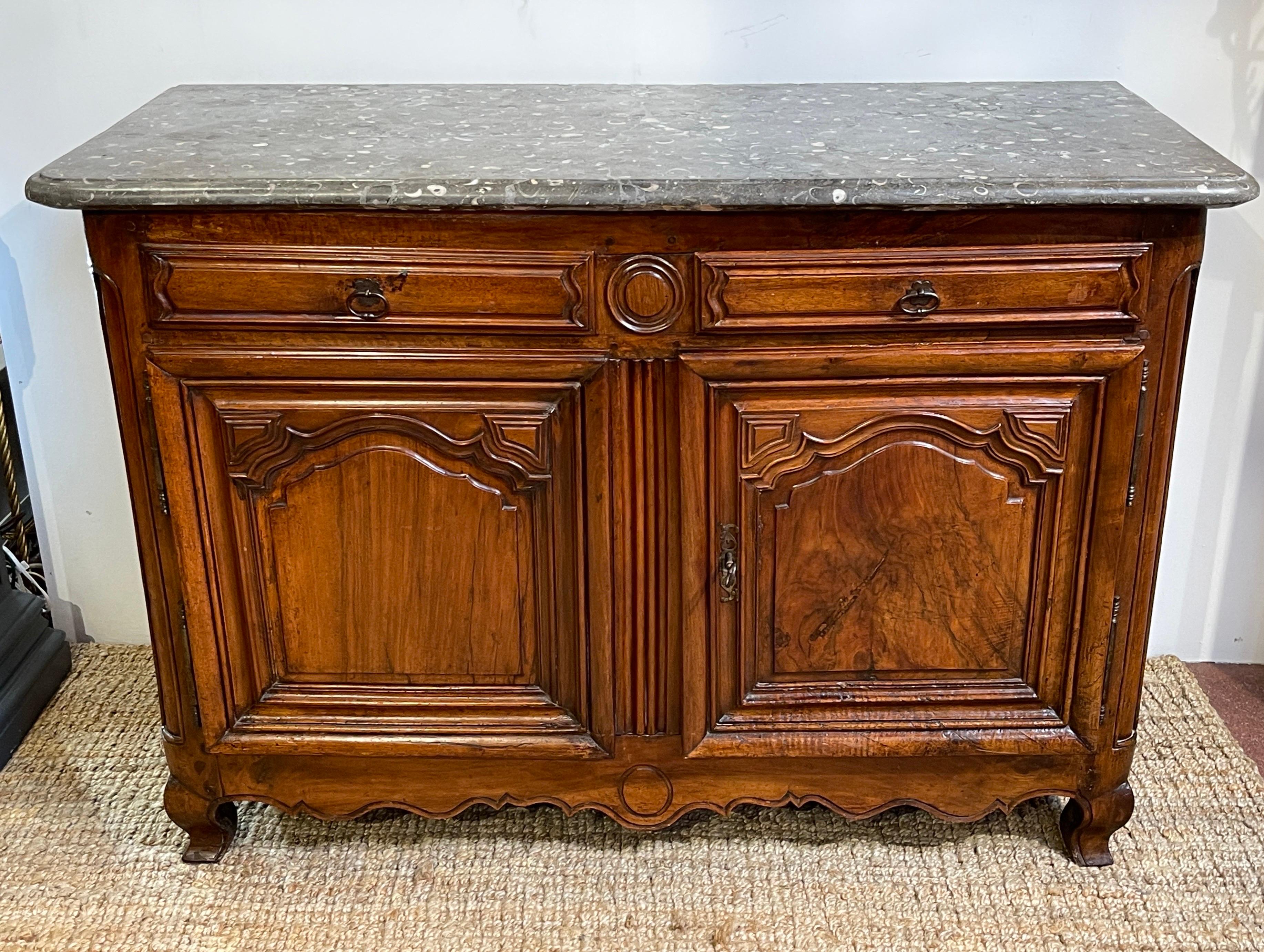 Buffe*t francese del XVIII secolo con marmo nero conchiglia 
*Buffet de Chasse (Tavola di caccia/Buffet) 

Questo bellissimo esemplare è una credenza sostanziosa ma discreta, con un raro piano in marmo nero a conchiglia.* Bu
I set de chasse
