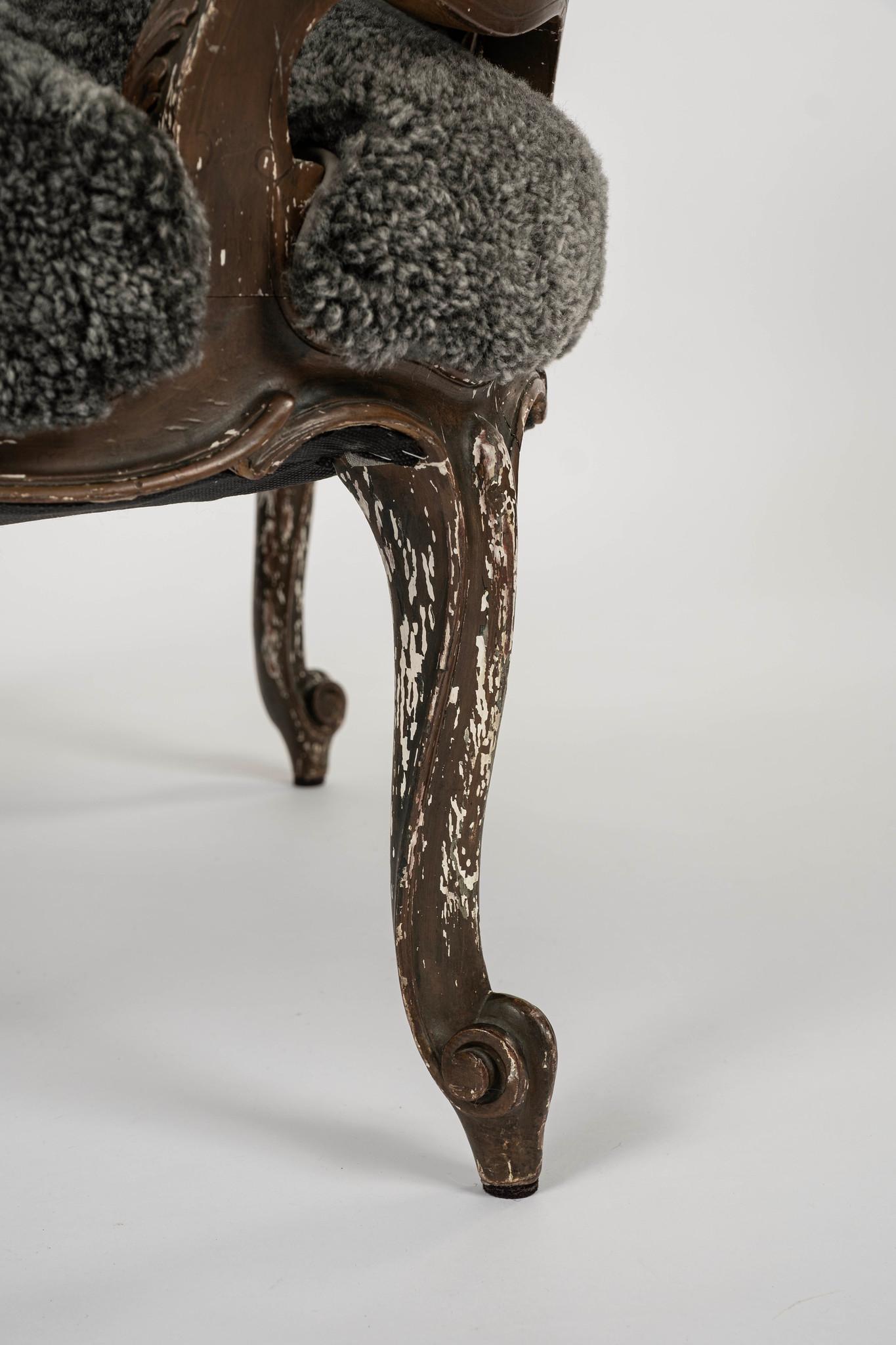 18th Century French Louis XV Sheepskin Bergère For Sale 3