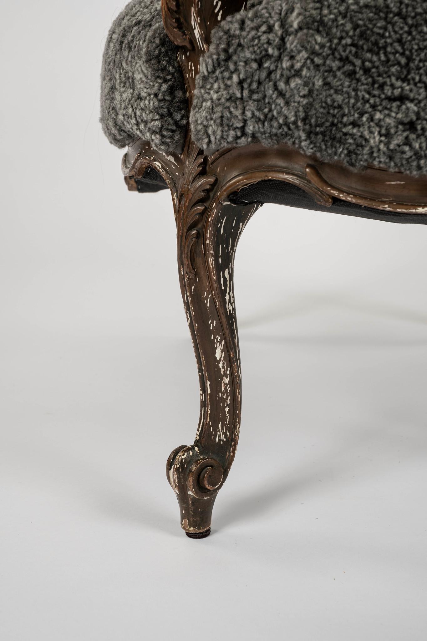 18th Century French Louis XV Sheepskin Bergère For Sale 4
