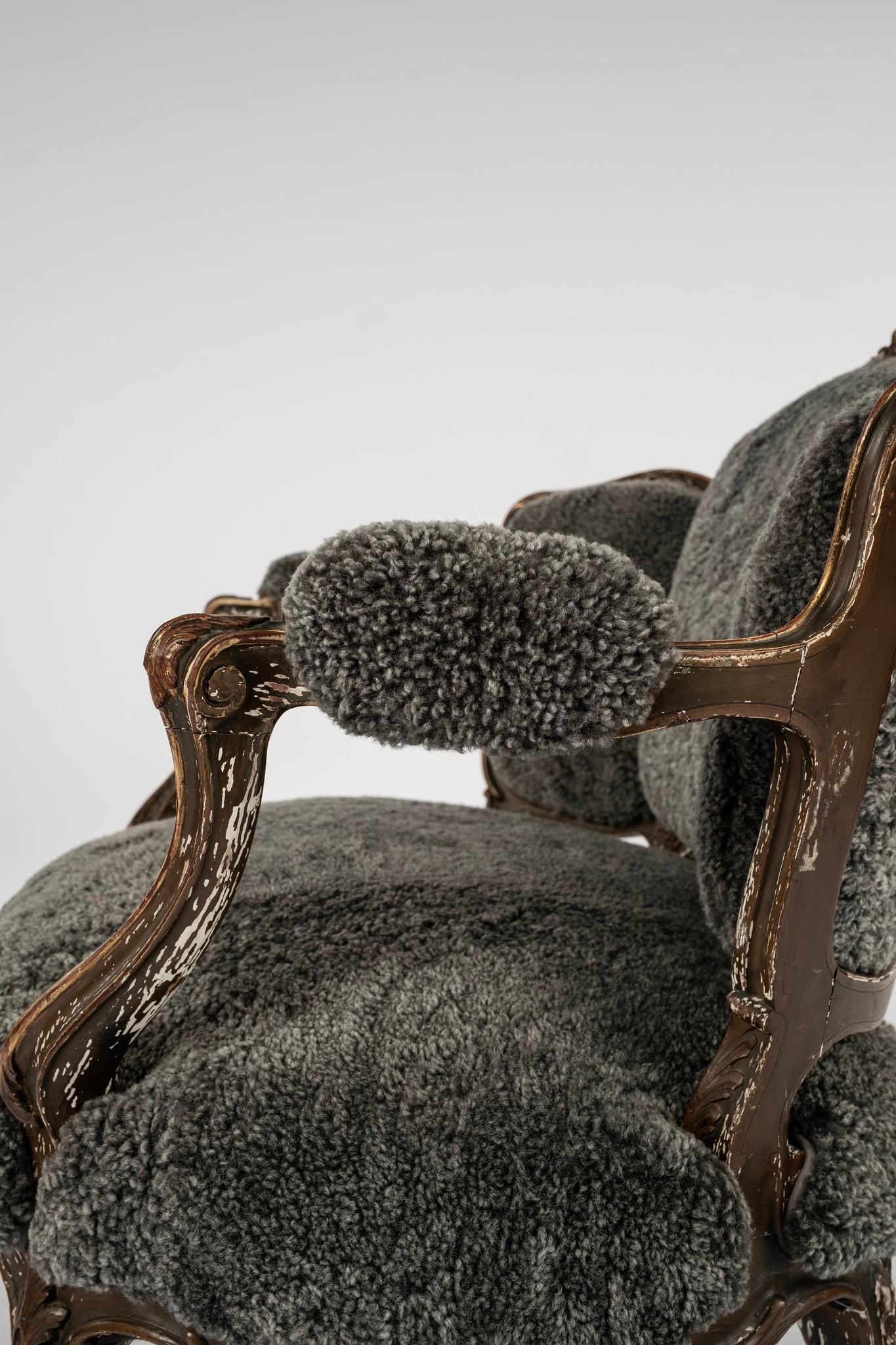 18th Century French Louis XV Sheepskin Bergère For Sale 5