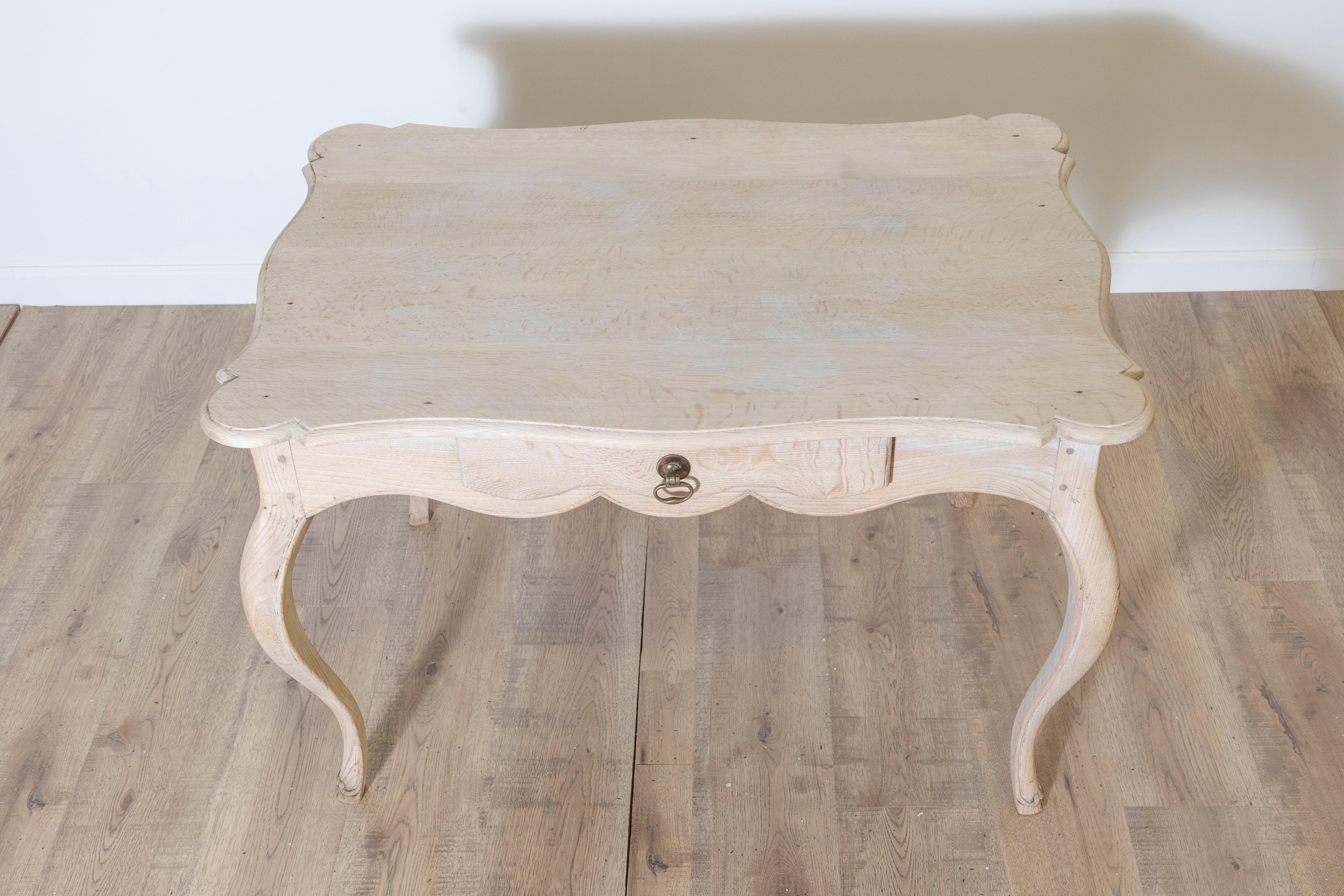 Rococo Table d'appoint Louis XV du XVIIIe siècle en vente