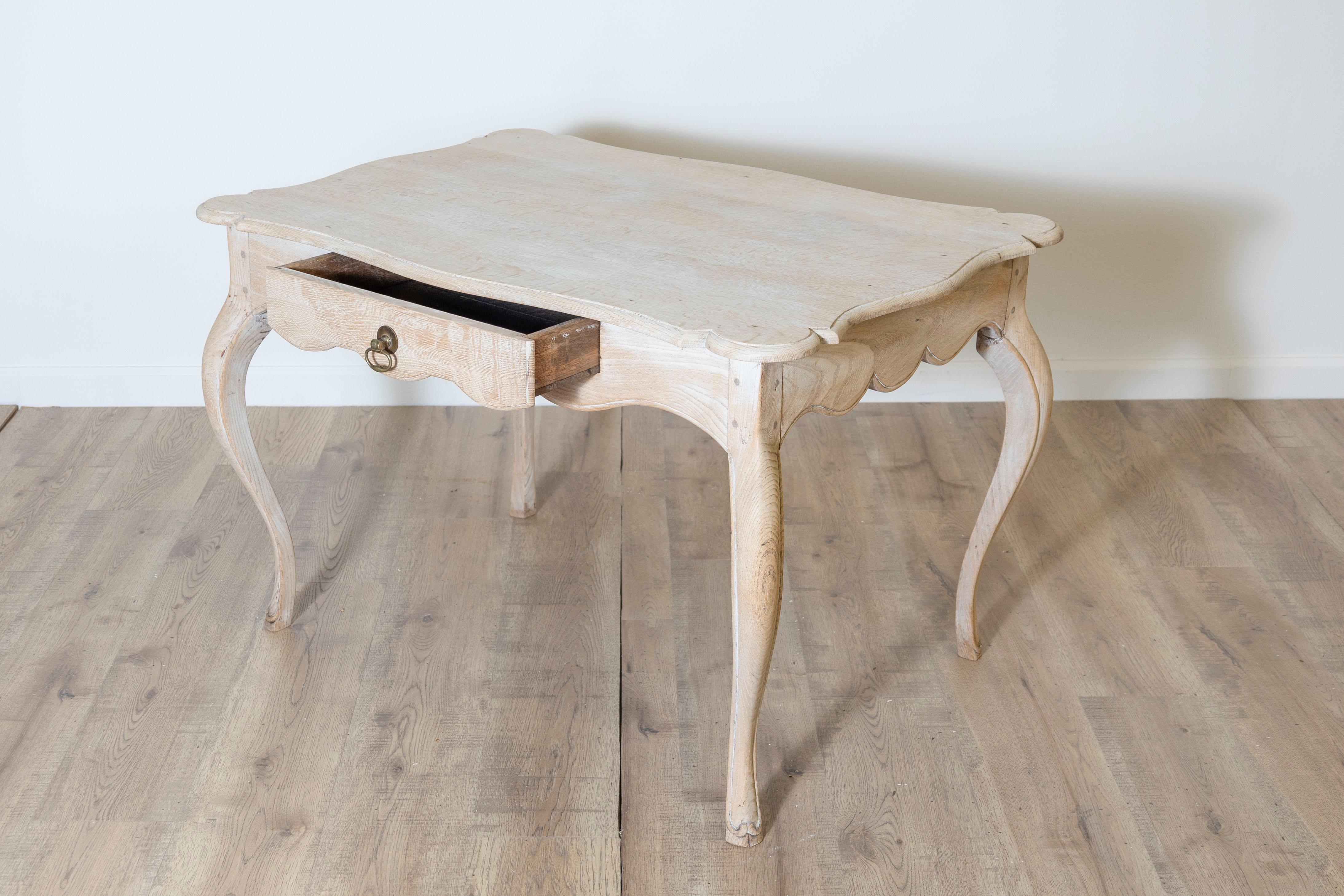 Français Table d'appoint Louis XV du XVIIIe siècle en vente