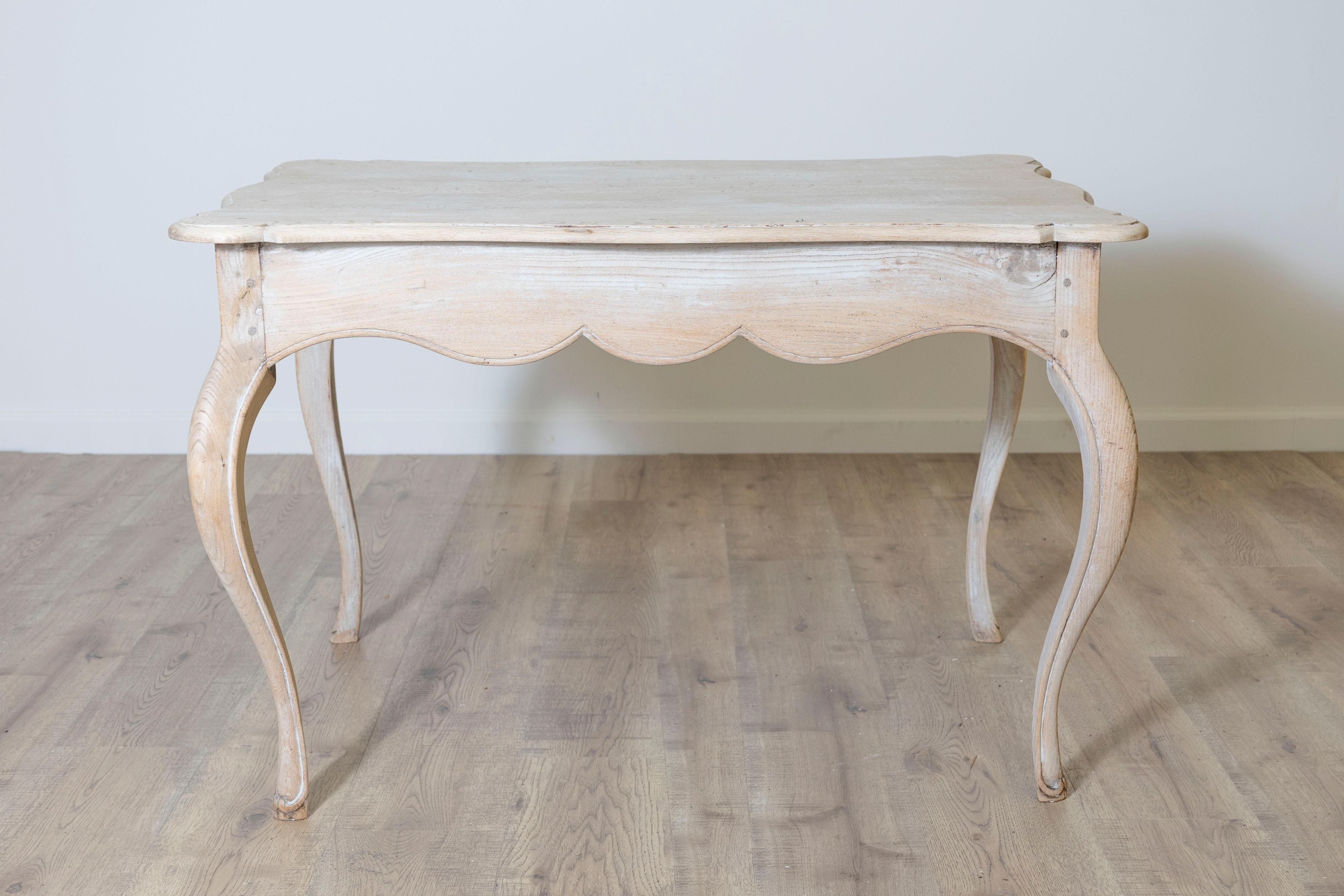 XVIIIe siècle et antérieur Table d'appoint Louis XV du XVIIIe siècle en vente
