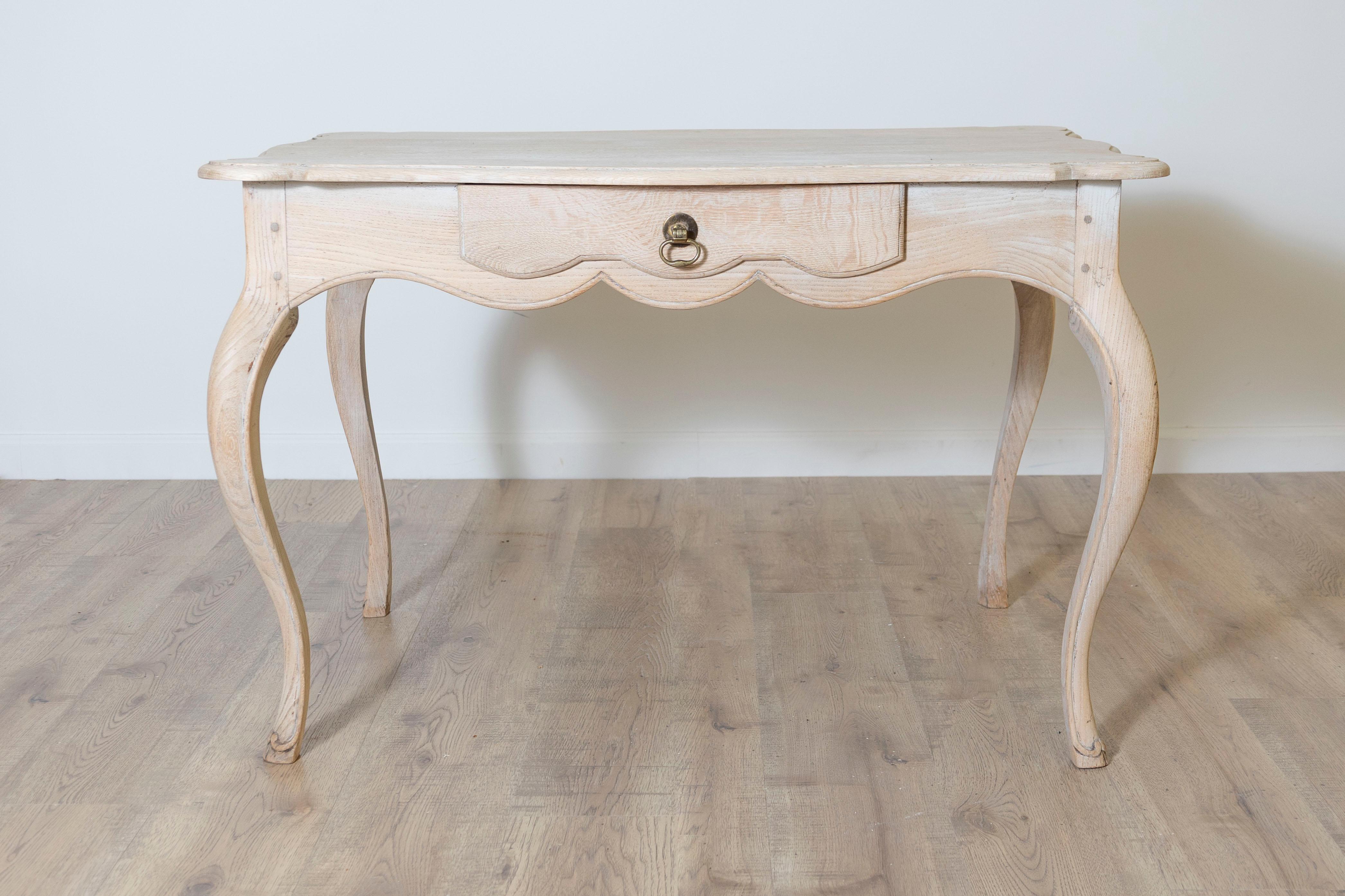 Chêne Table d'appoint Louis XV du XVIIIe siècle en vente