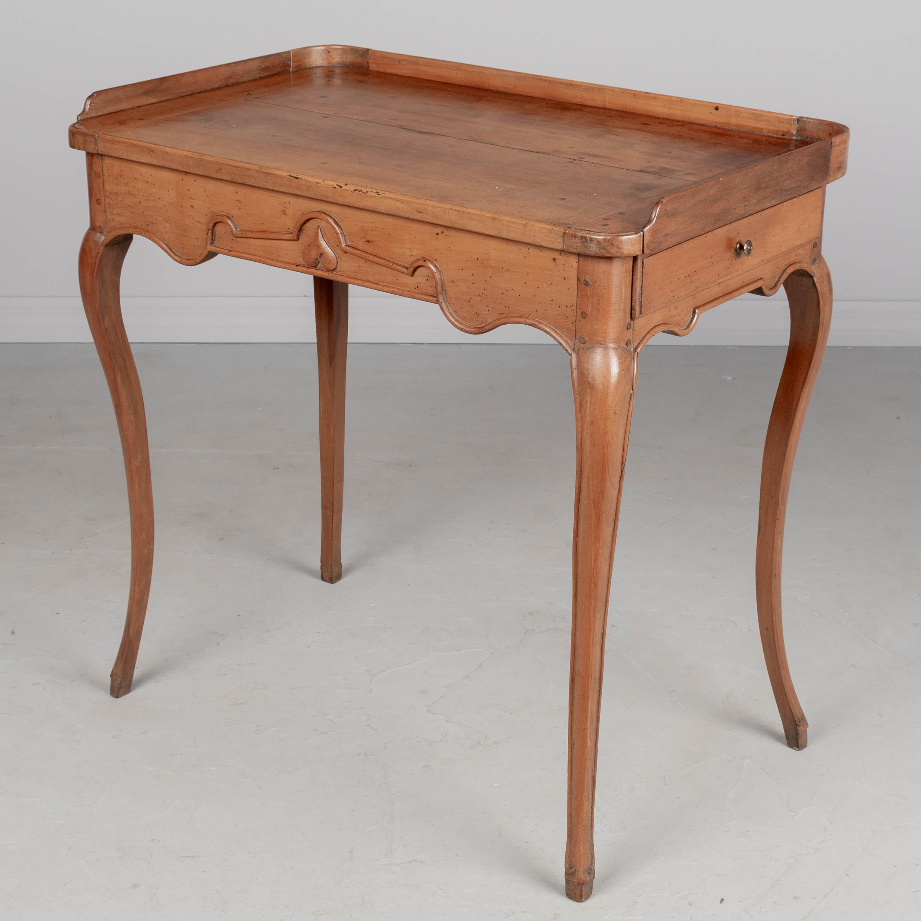 Français Table d'appoint ou écritoire Louis XV du XVIIIe siècle en vente