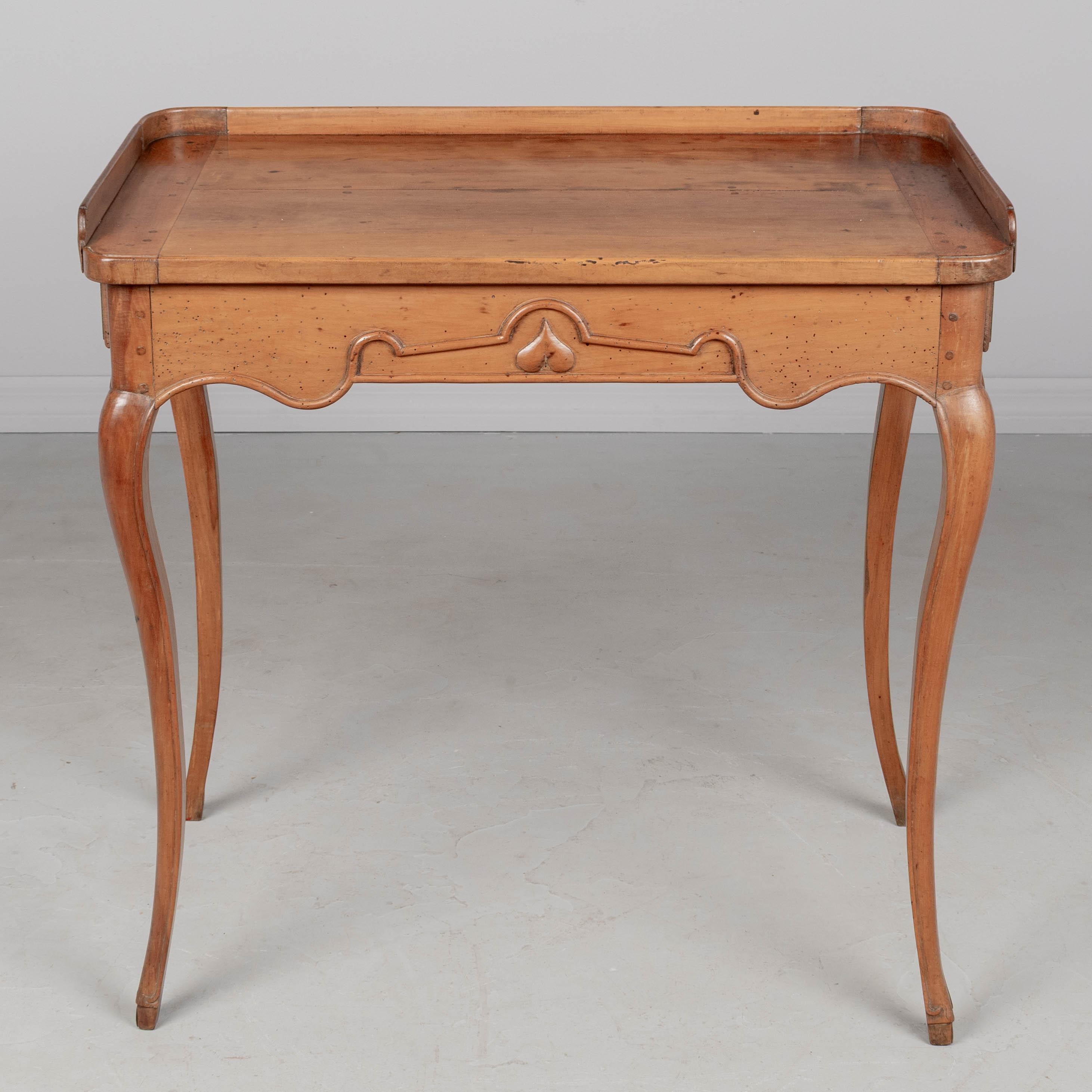 Fait main Table d'appoint ou écritoire Louis XV du XVIIIe siècle en vente