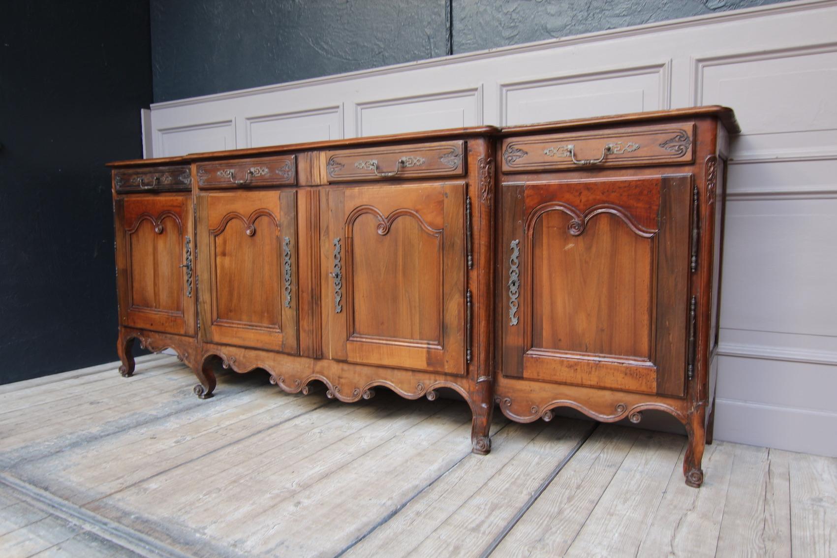 Credenza o buffet francese Luigi XV del XVIII secolo in legno di noce In condizioni buone in vendita a Dusseldorf, DE