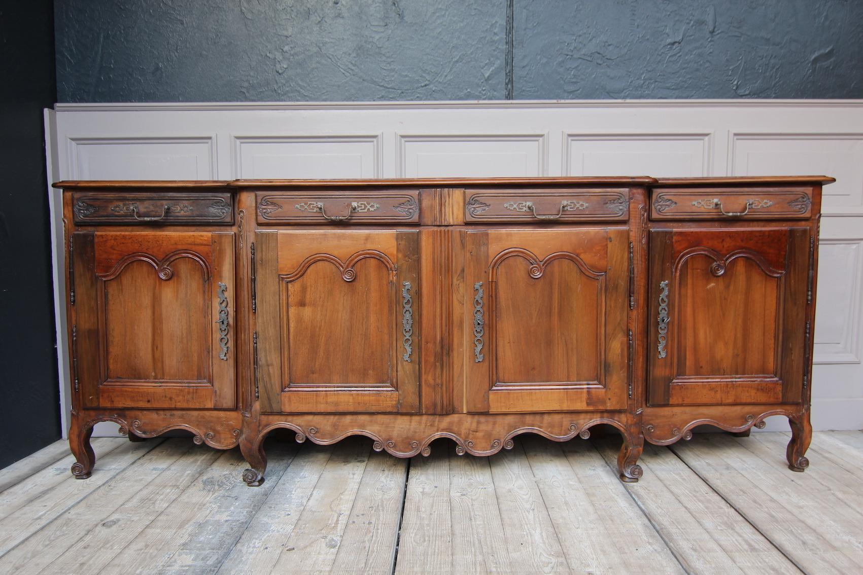 18th Century French Louis XV Sideboard or Buffet Made of Walnut For Sale 1