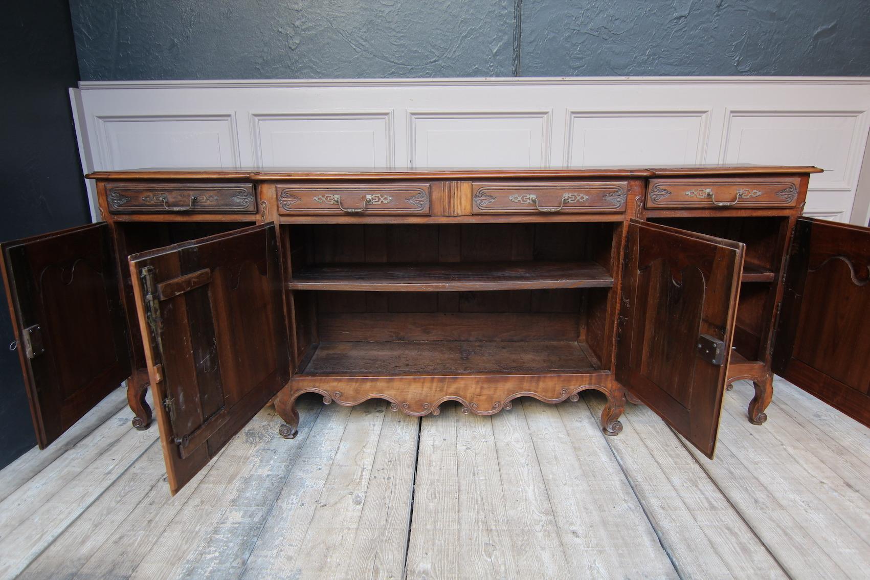 18th Century French Louis XV Sideboard or Buffet Made of Walnut For Sale 2