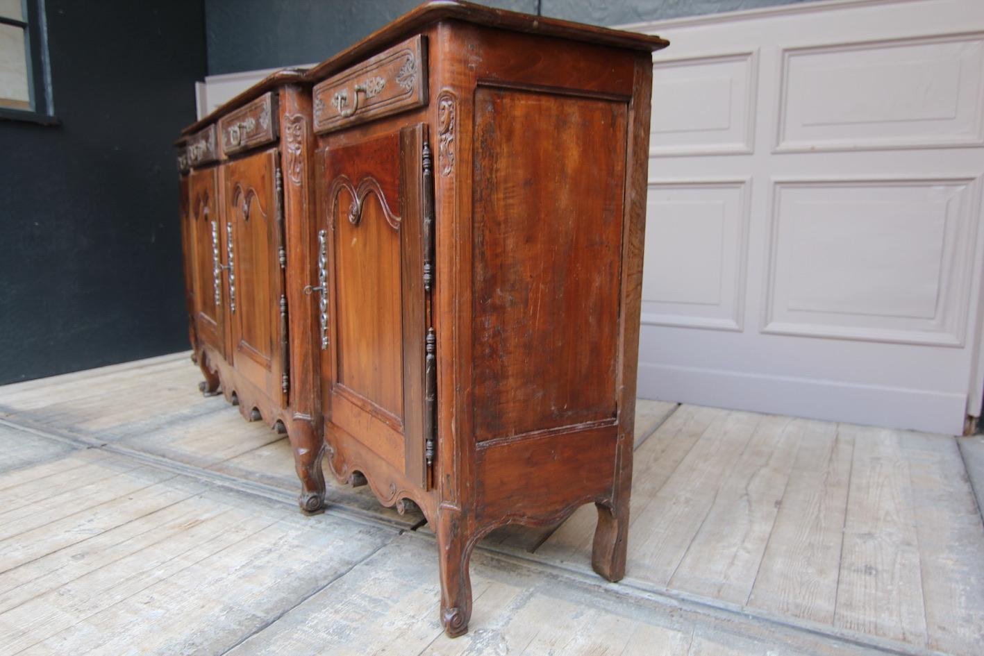 18th Century French Louis XV Sideboard or Buffet Made of Walnut For Sale 4