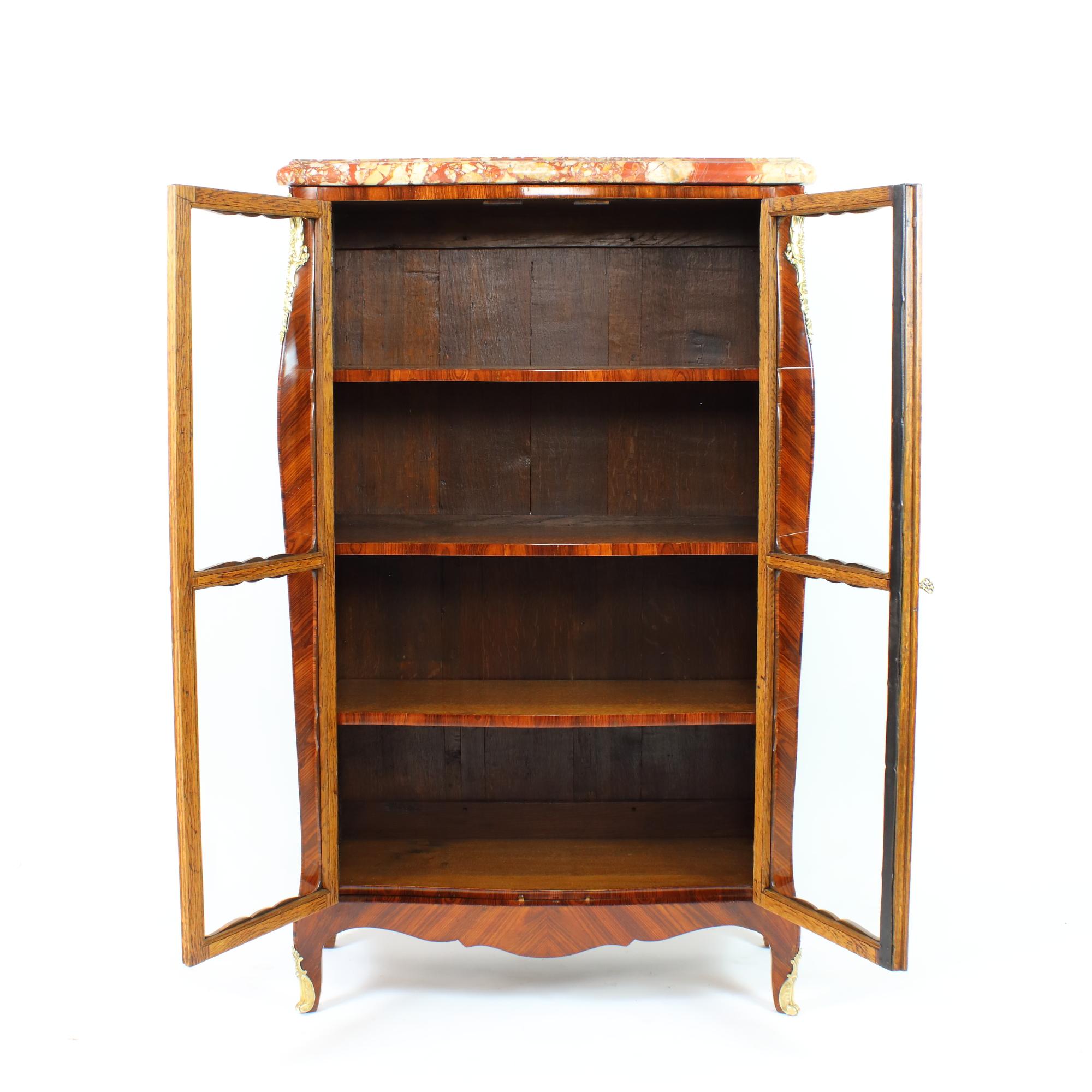 Francese Libreria o Vitrina intarsiata Luigi XV francese del XVIII secolo in vendita