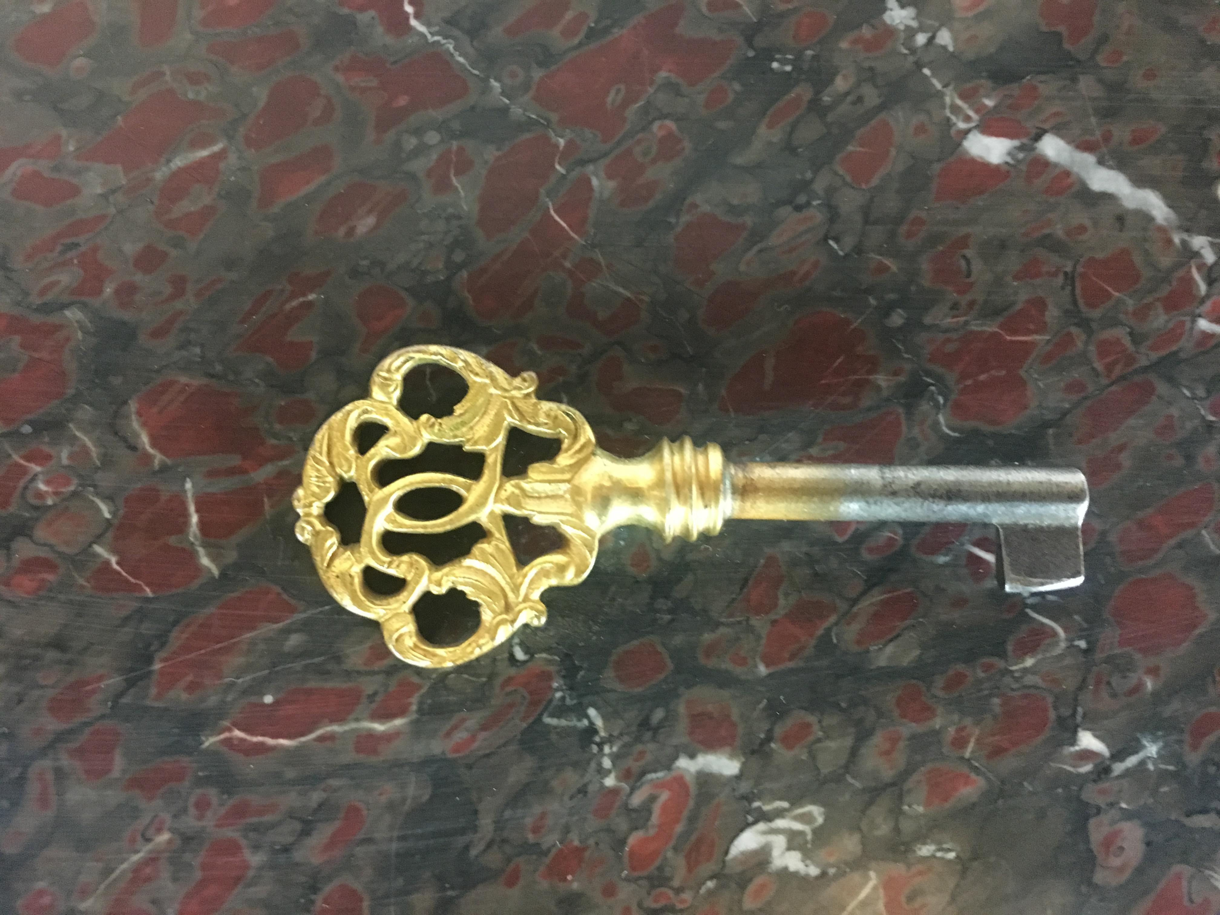 Cómoda francesa estilo Luis XV del siglo XVIII con monturas de bronce ormolu en venta 5