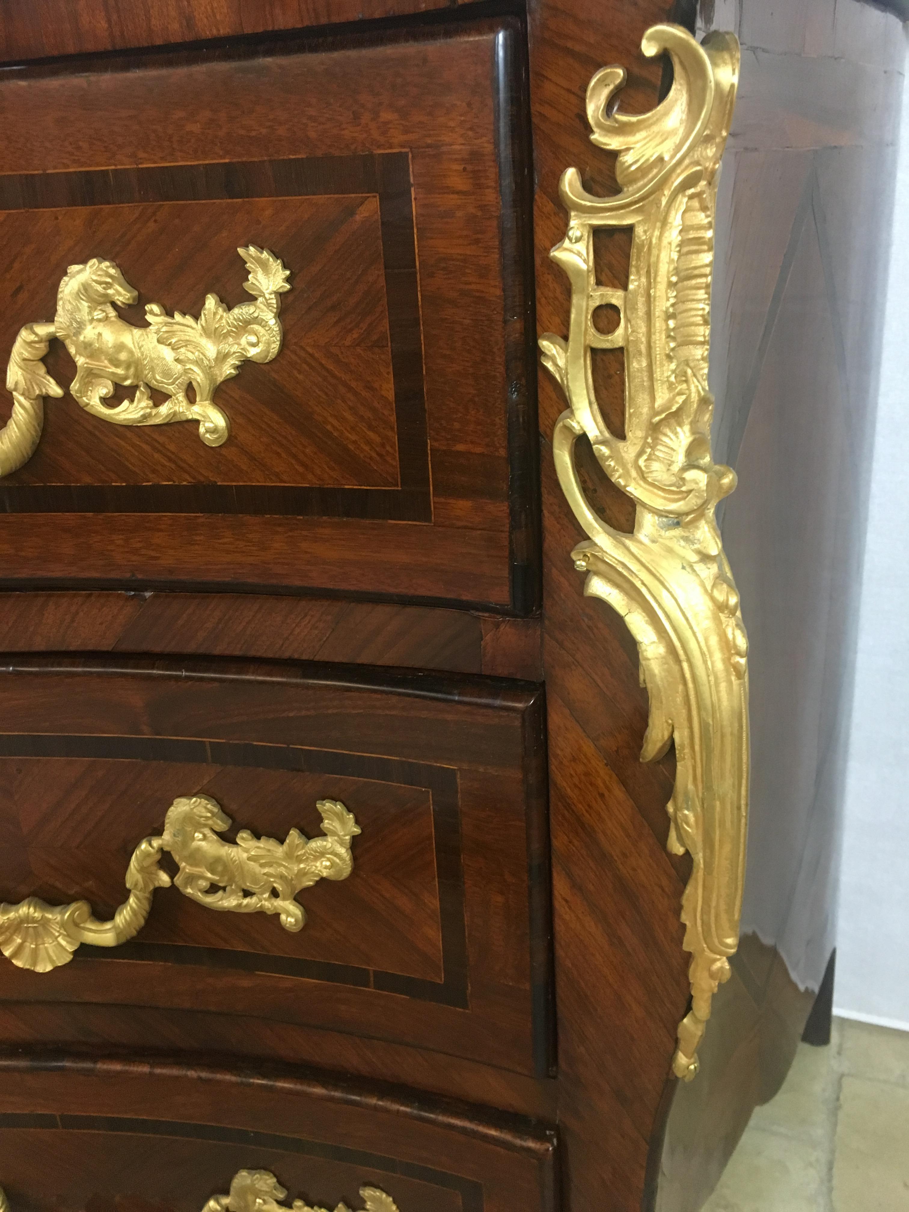 Cómoda francesa estilo Luis XV del siglo XVIII con monturas de bronce ormolu en venta 6