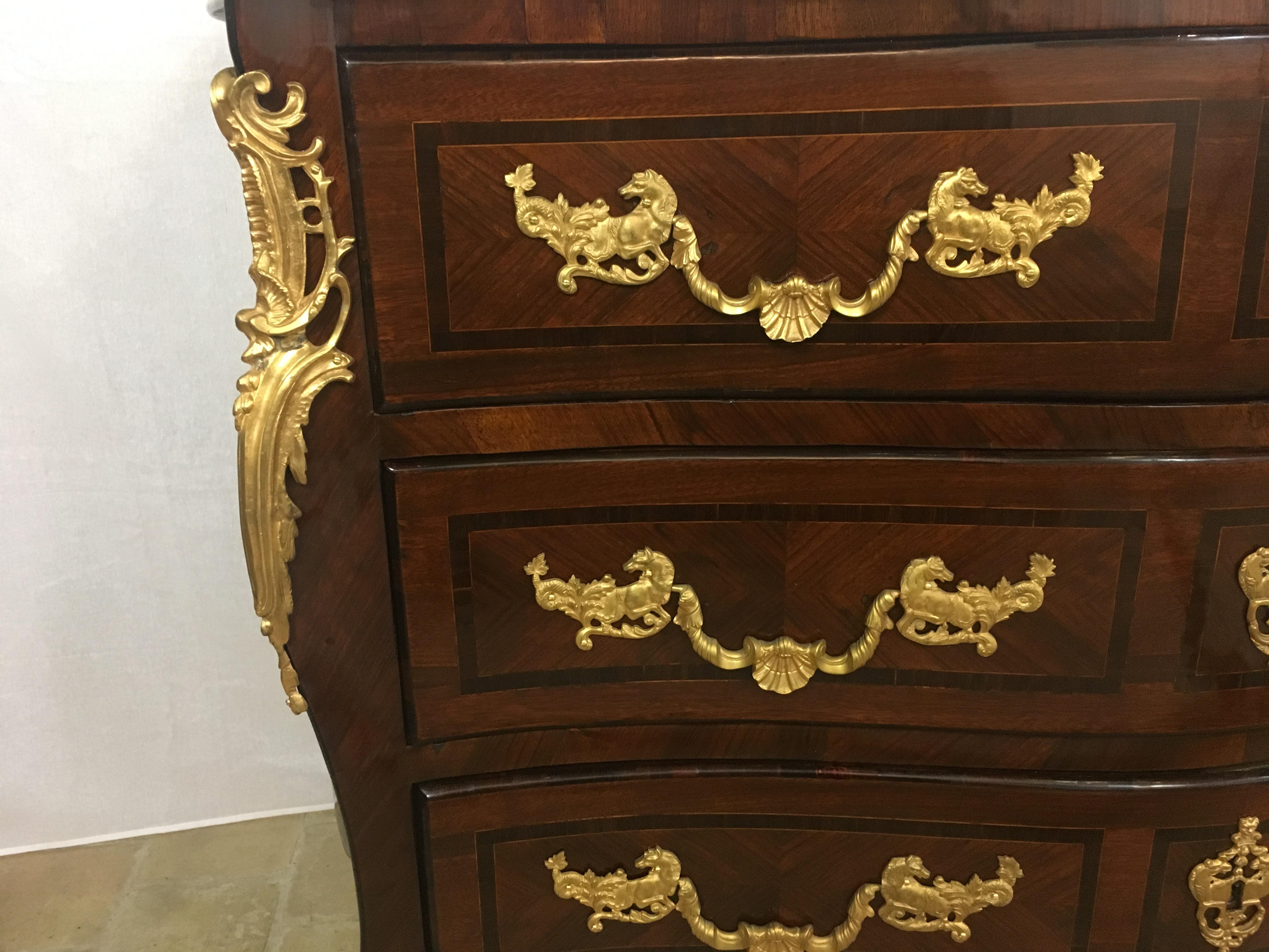 Cómoda francesa estilo Luis XV del siglo XVIII con monturas de bronce ormolu en venta 7