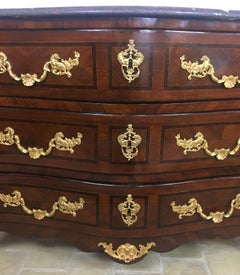 Commode galbée du XVIIIe siècle de style Louis XV avec bronze monté en bronze doré