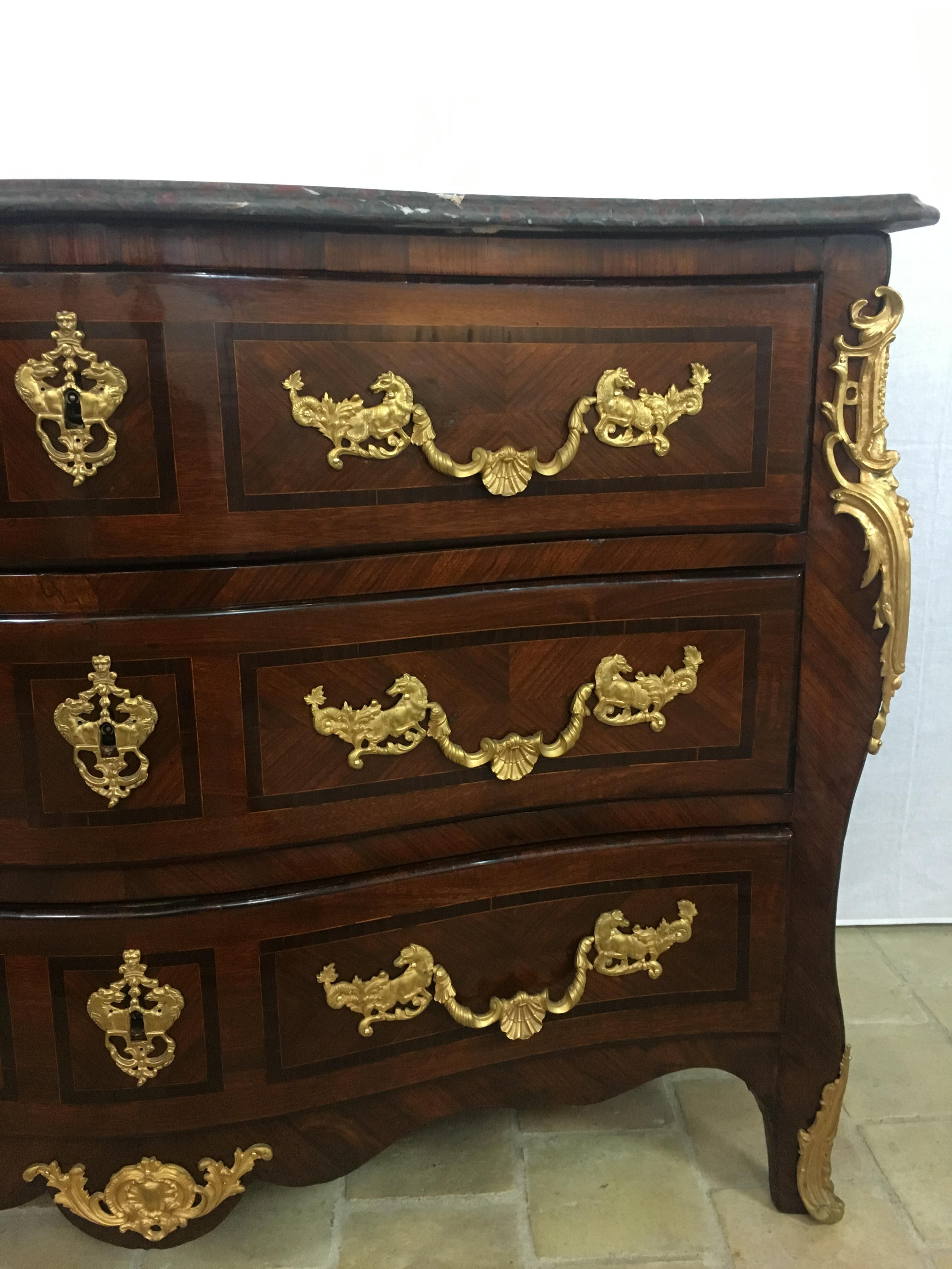 Cómoda francesa estilo Luis XV del siglo XVIII con monturas de bronce ormolu Hecho a mano en venta