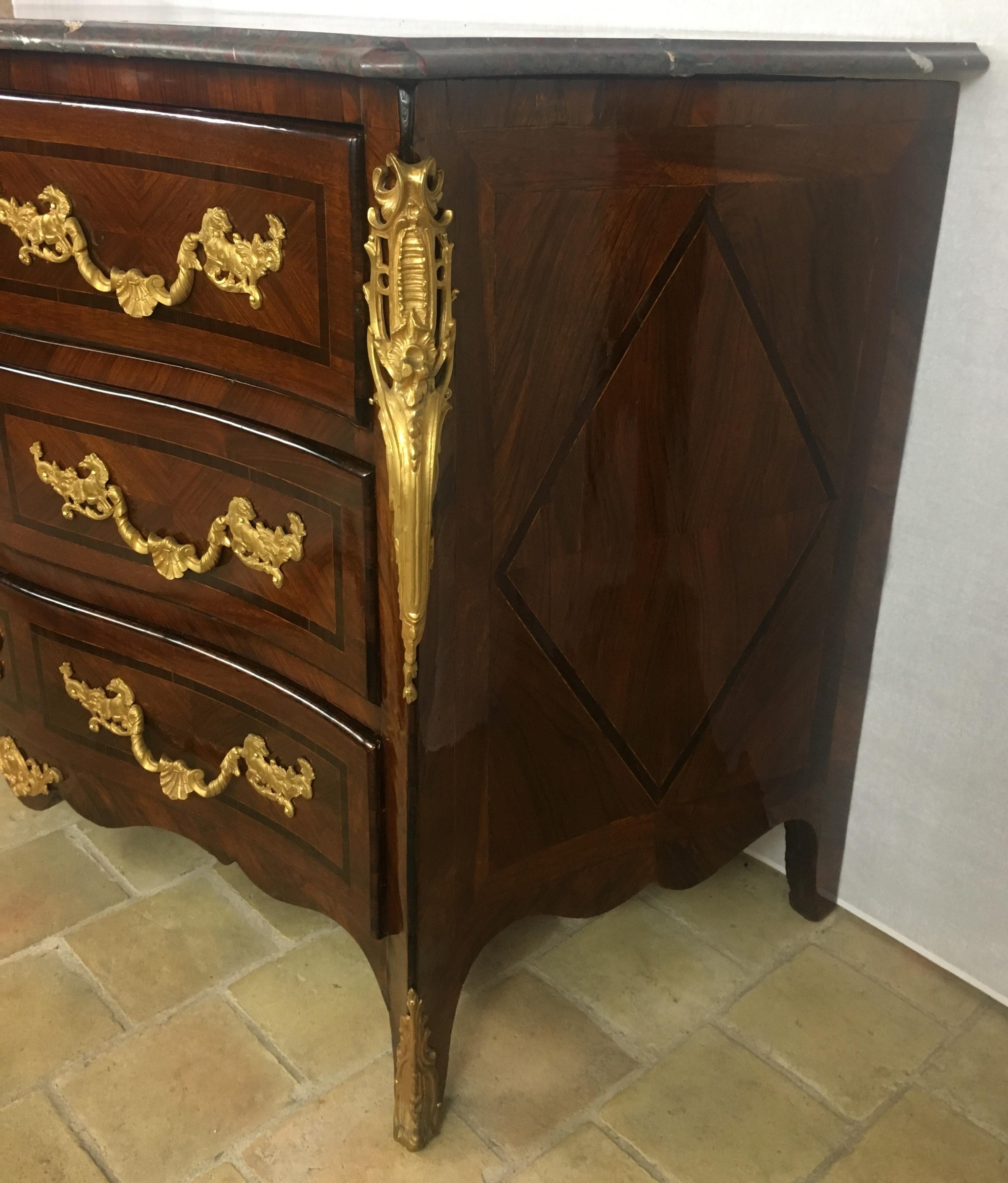 Cómoda francesa estilo Luis XV del siglo XVIII con monturas de bronce ormolu en Bueno estado para la venta en Miami, FL