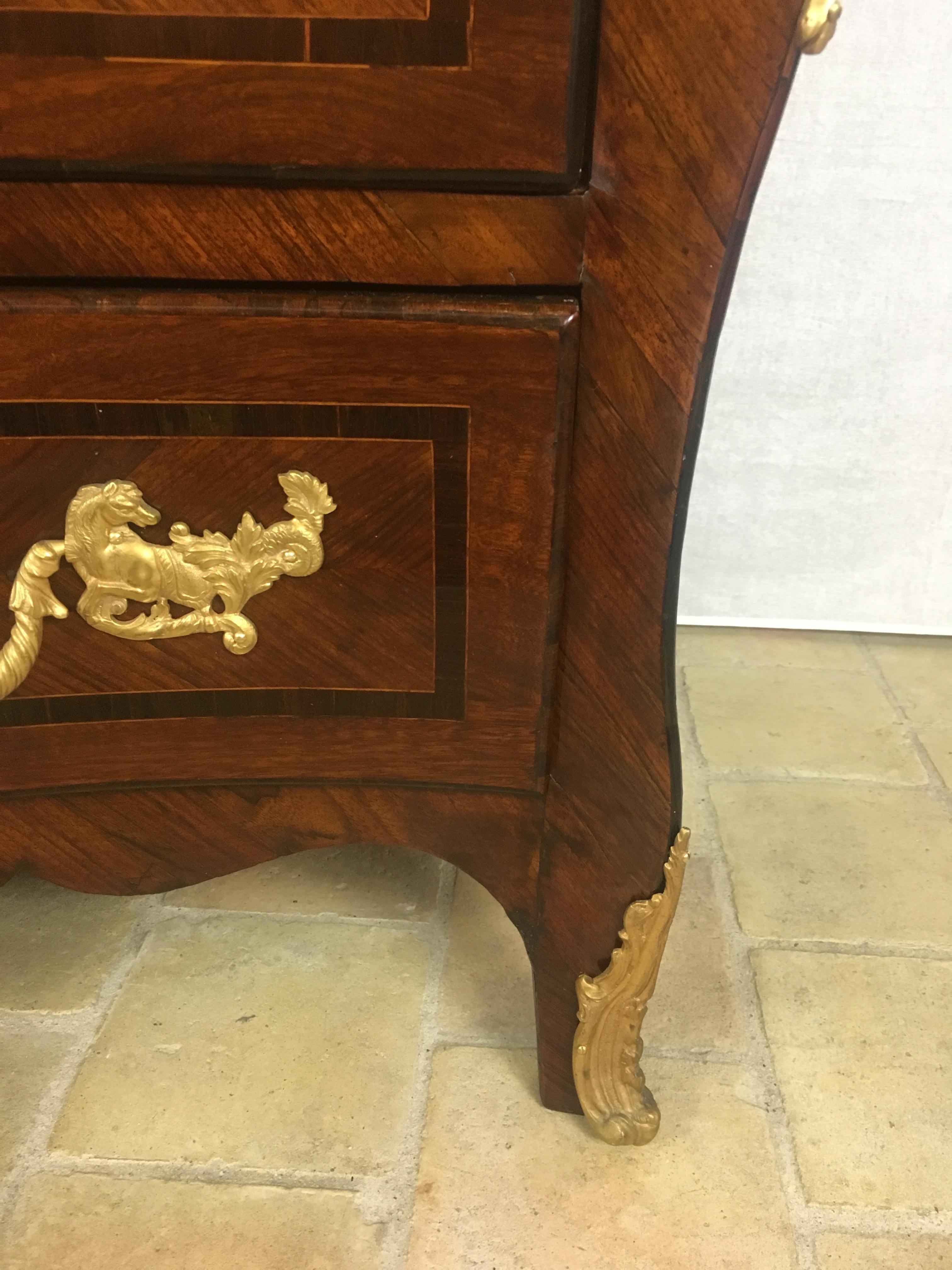 Cómoda francesa estilo Luis XV del siglo XVIII con monturas de bronce ormolu Bronce en venta