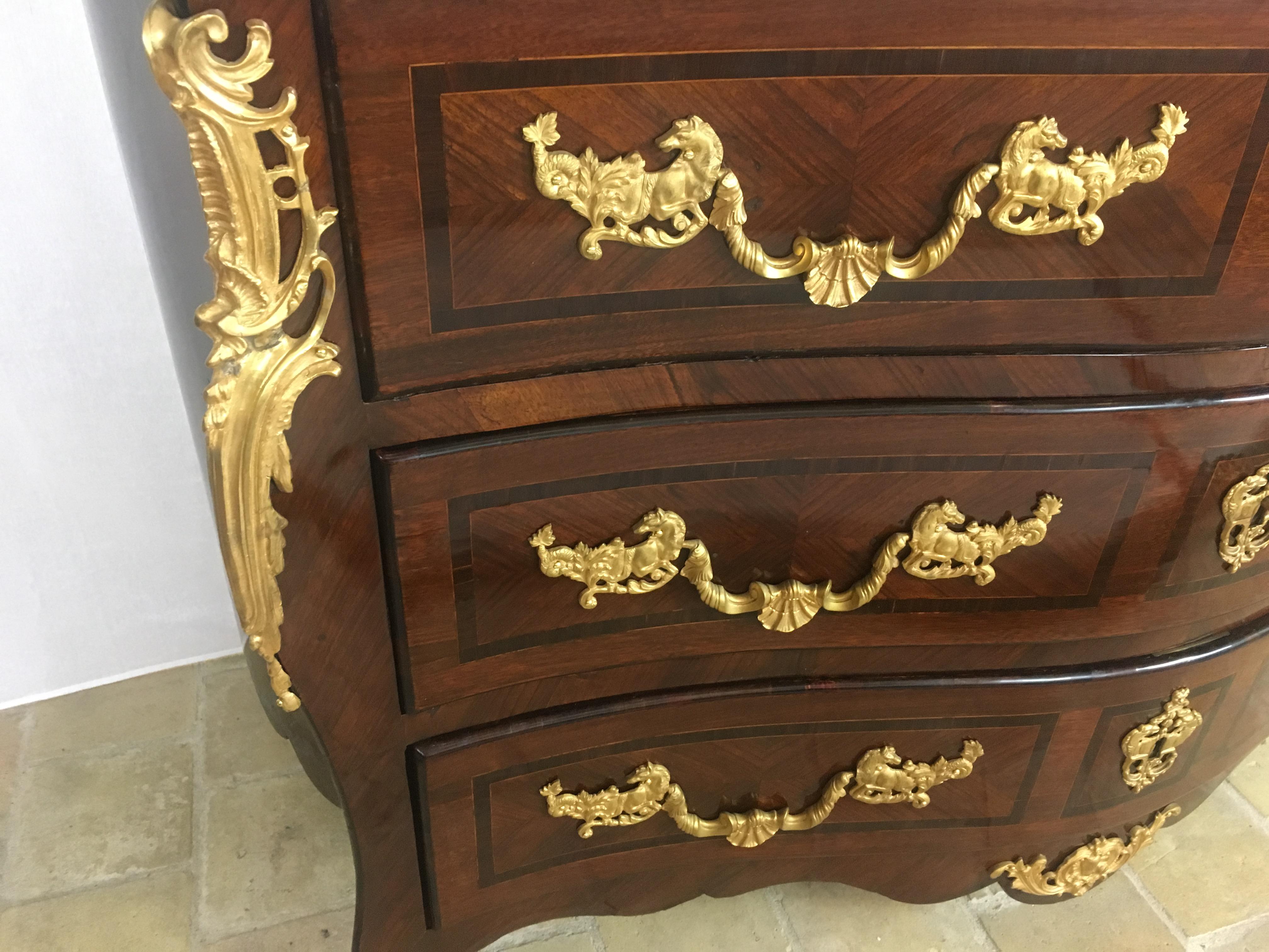 Cómoda francesa estilo Luis XV del siglo XVIII con monturas de bronce ormolu en venta 1
