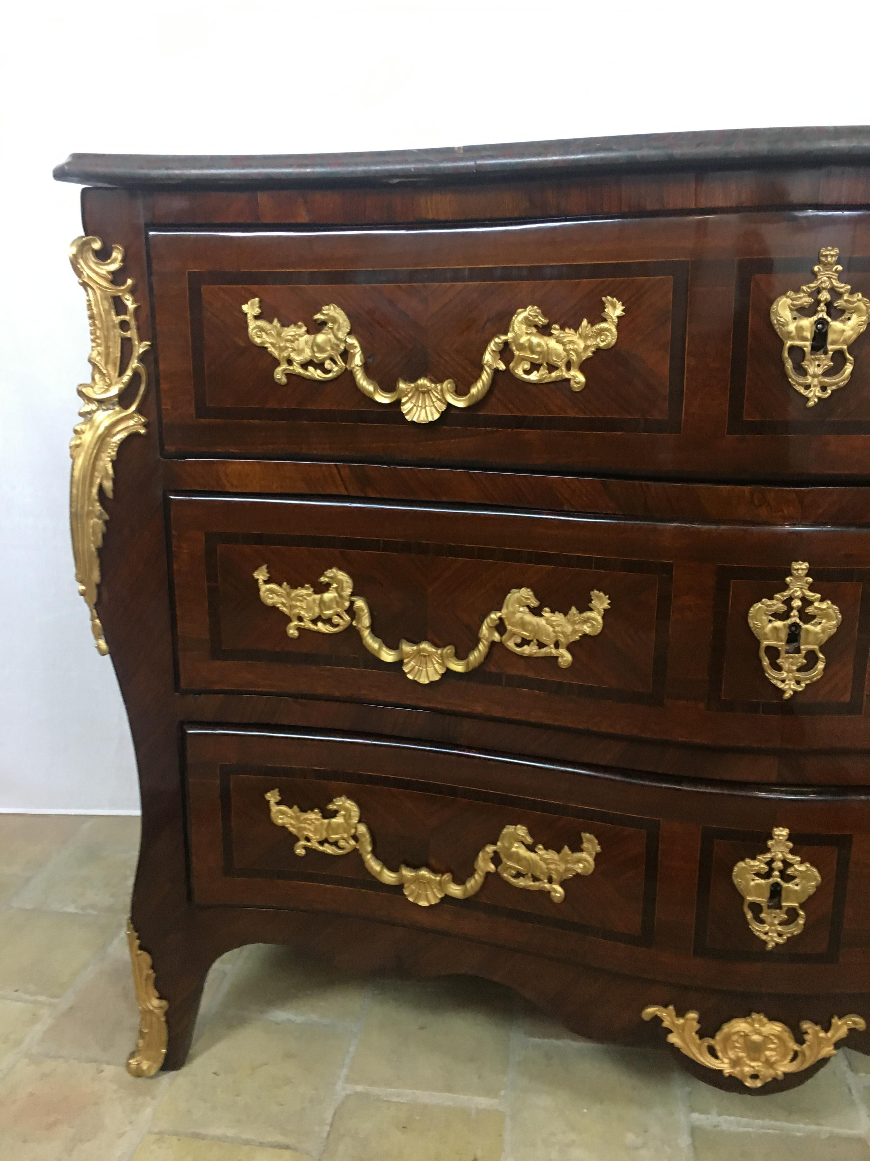 Cómoda francesa estilo Luis XV del siglo XVIII con monturas de bronce ormolu en venta 3