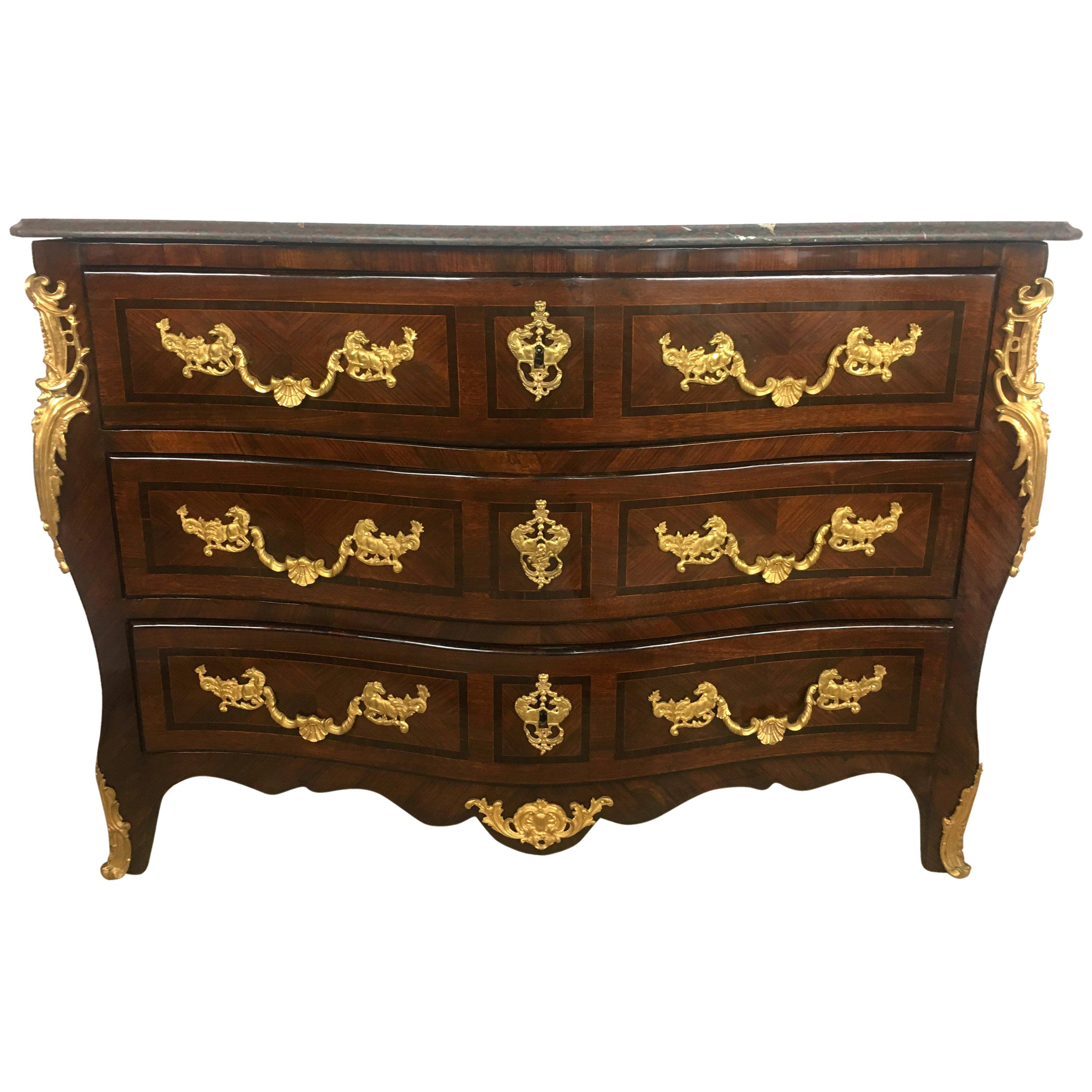 Cómoda francesa estilo Luis XV del siglo XVIII con monturas de bronce ormolu en venta