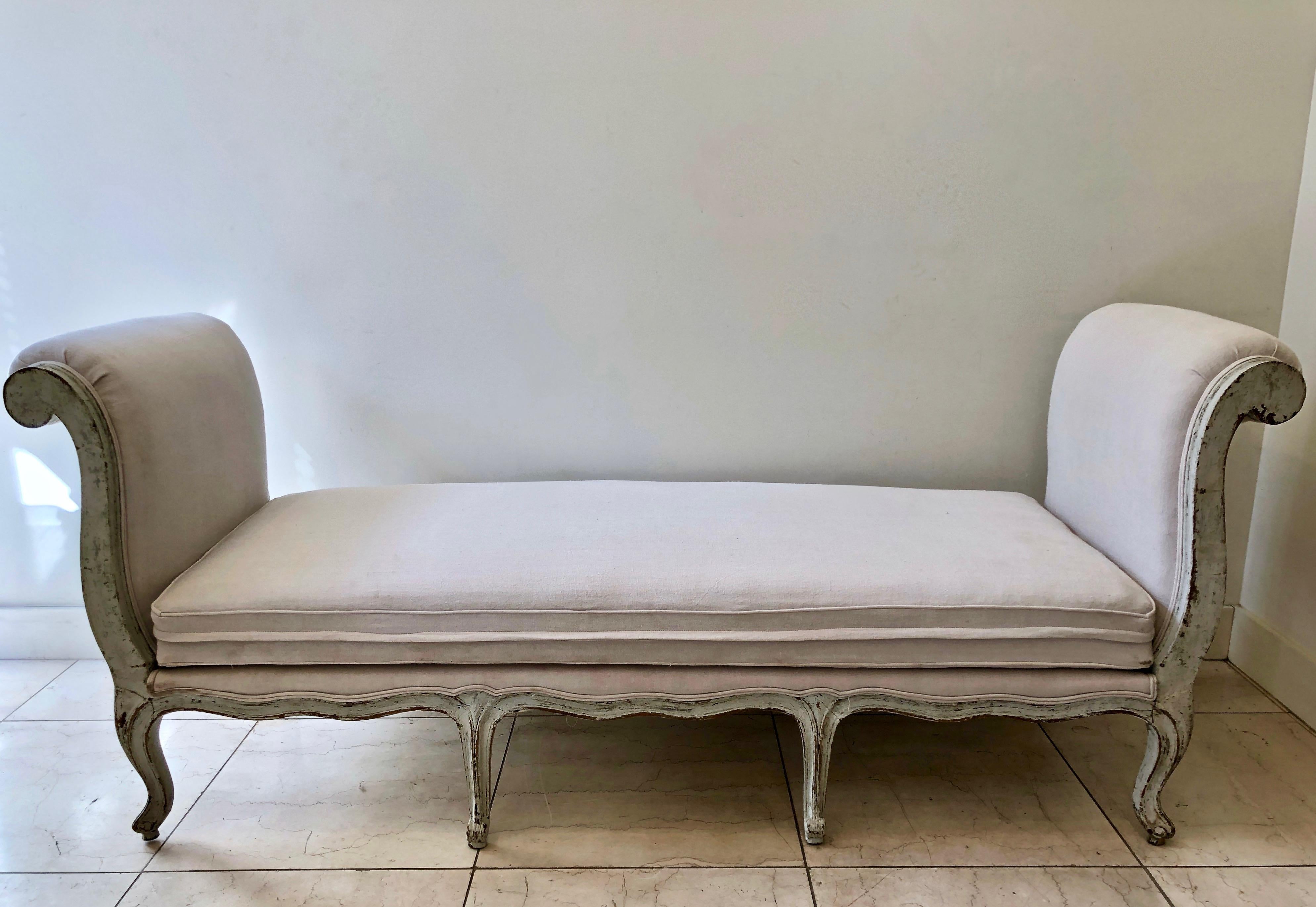 18th Century French Louis XV Style Daybed or Settee In Good Condition In Charleston, SC