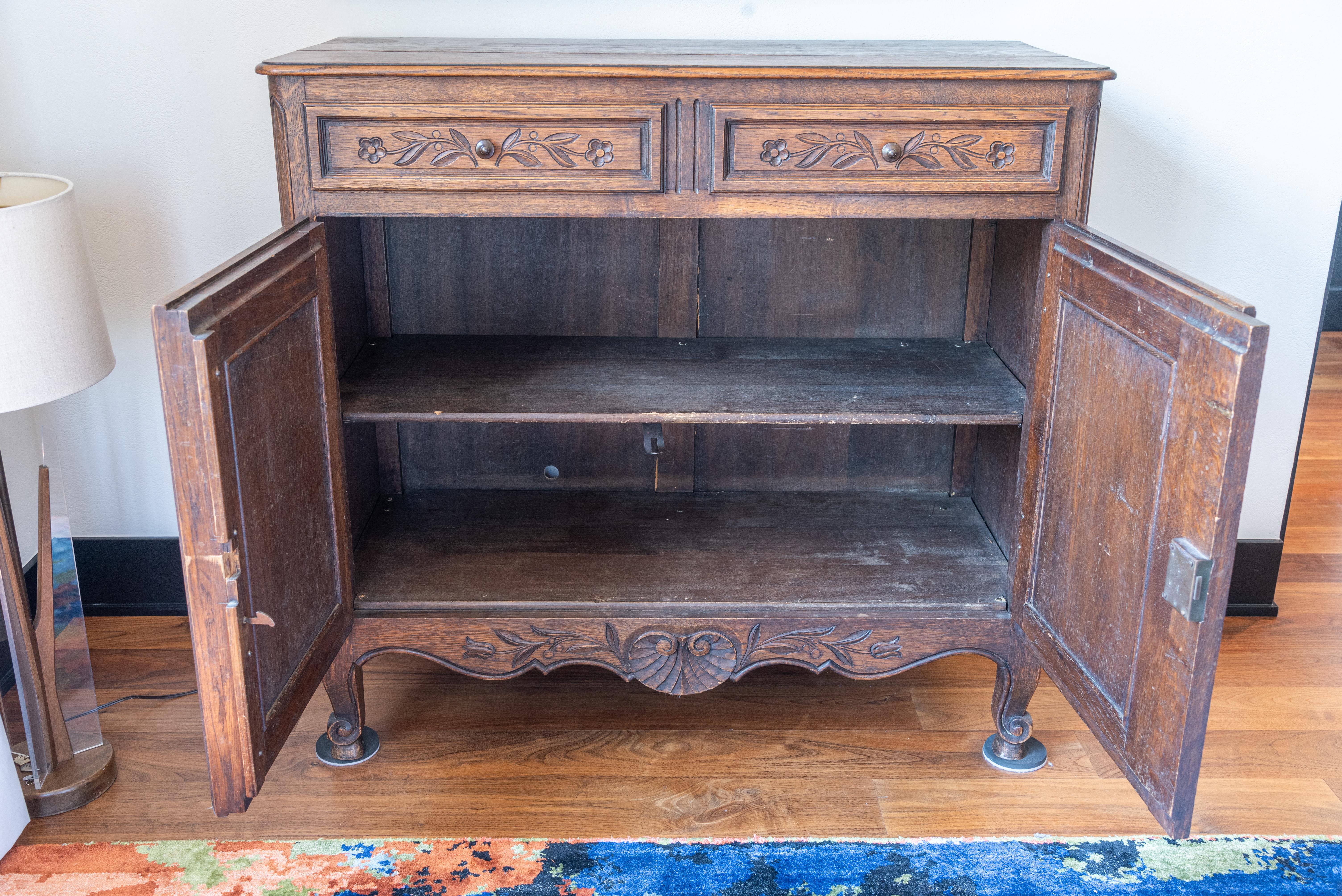 18th Century French Louis XV Style Oak Buffet For Sale 1