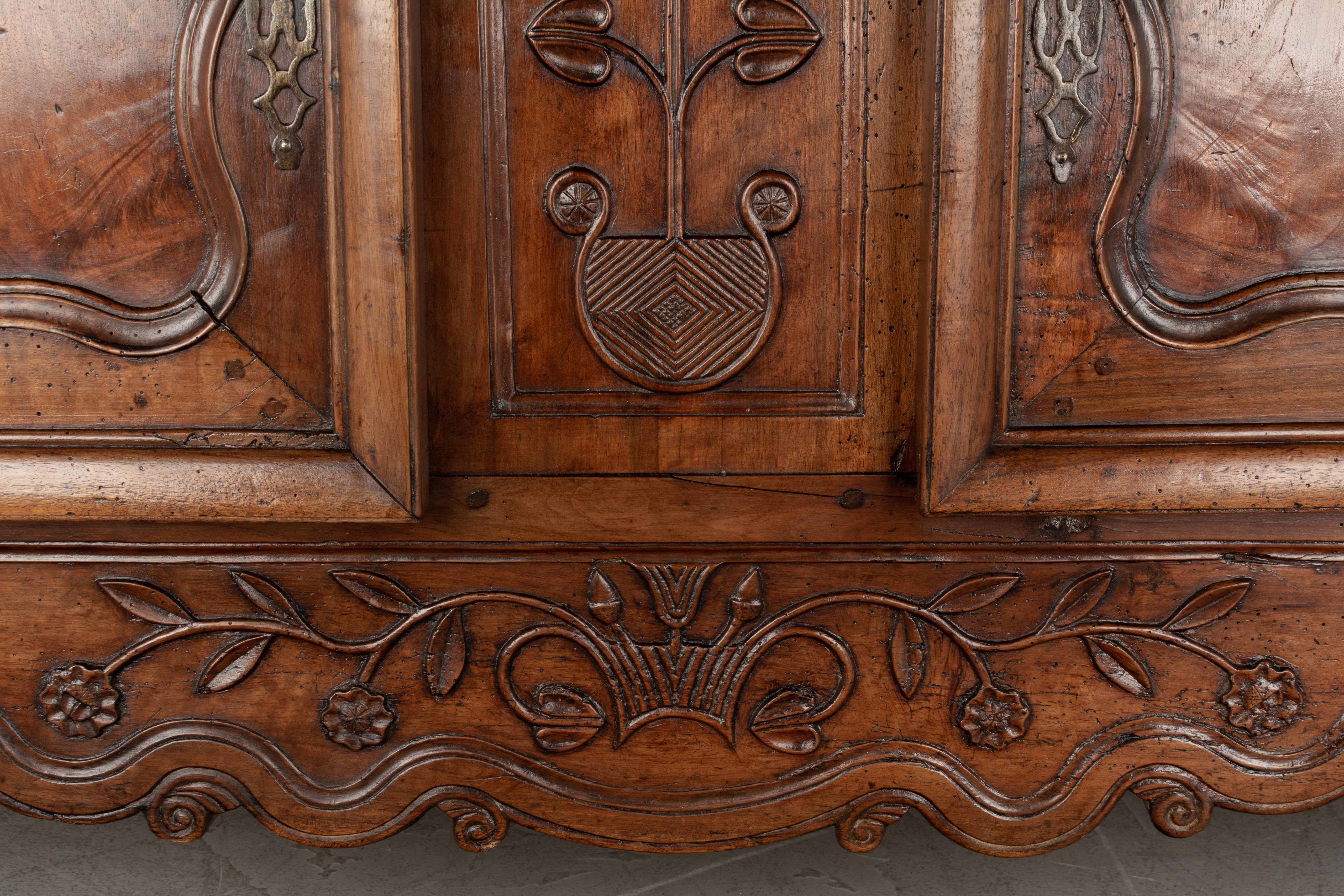 Hand-Carved 18th Century French Louis XV Style Provencal Buffet For Sale