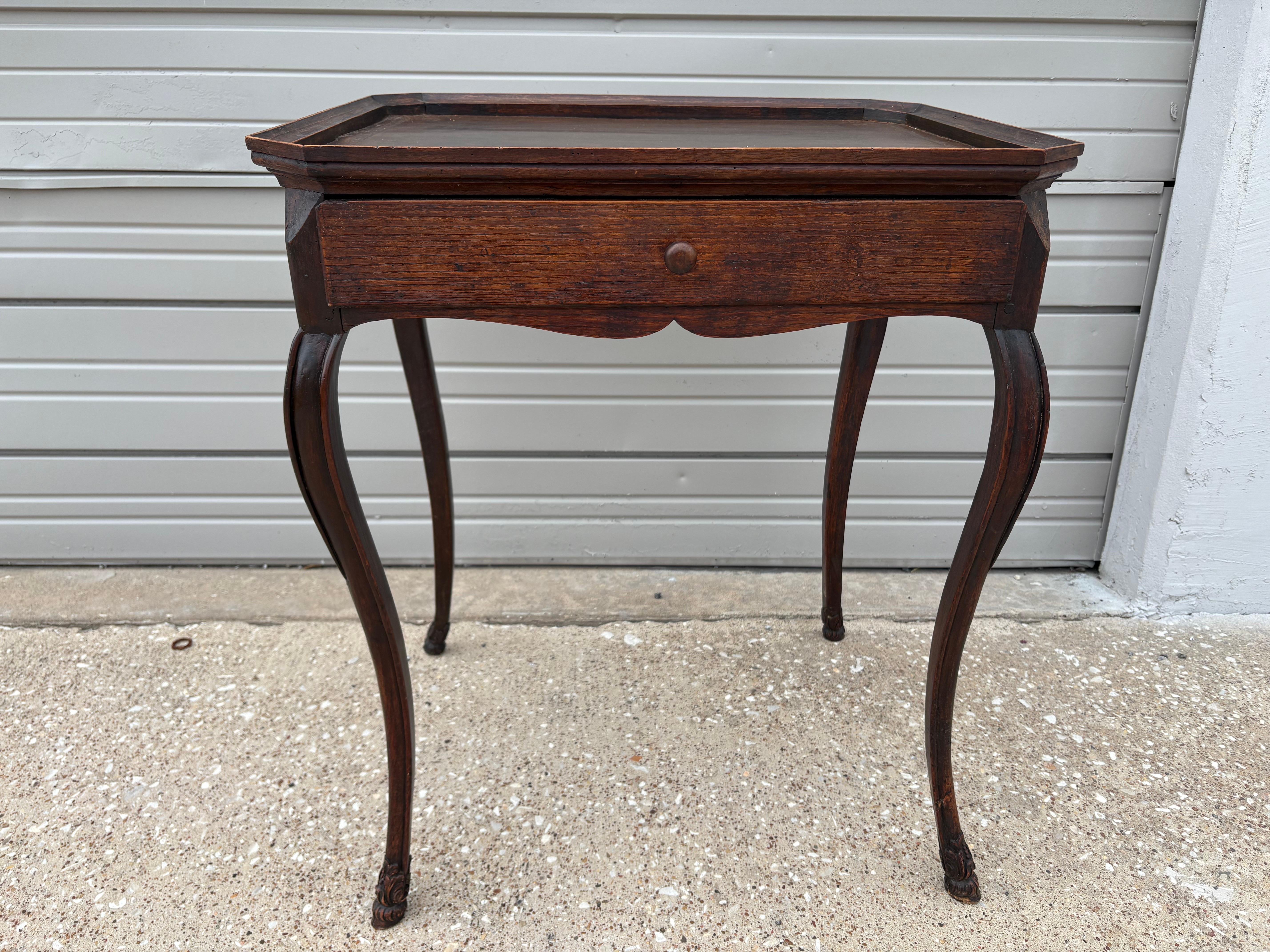 Französischer Louis-XV-Tisch des 18. Jahrhunderts.
Angeboten wird ein schöner französischer Eichenholztisch aus dem späten 18. Jahrhundert im Stil Louis XV mit einer einzigen Schublade, Lederplatte und Tatzenfüßen.
Dieser schöne Tisch eignet sich