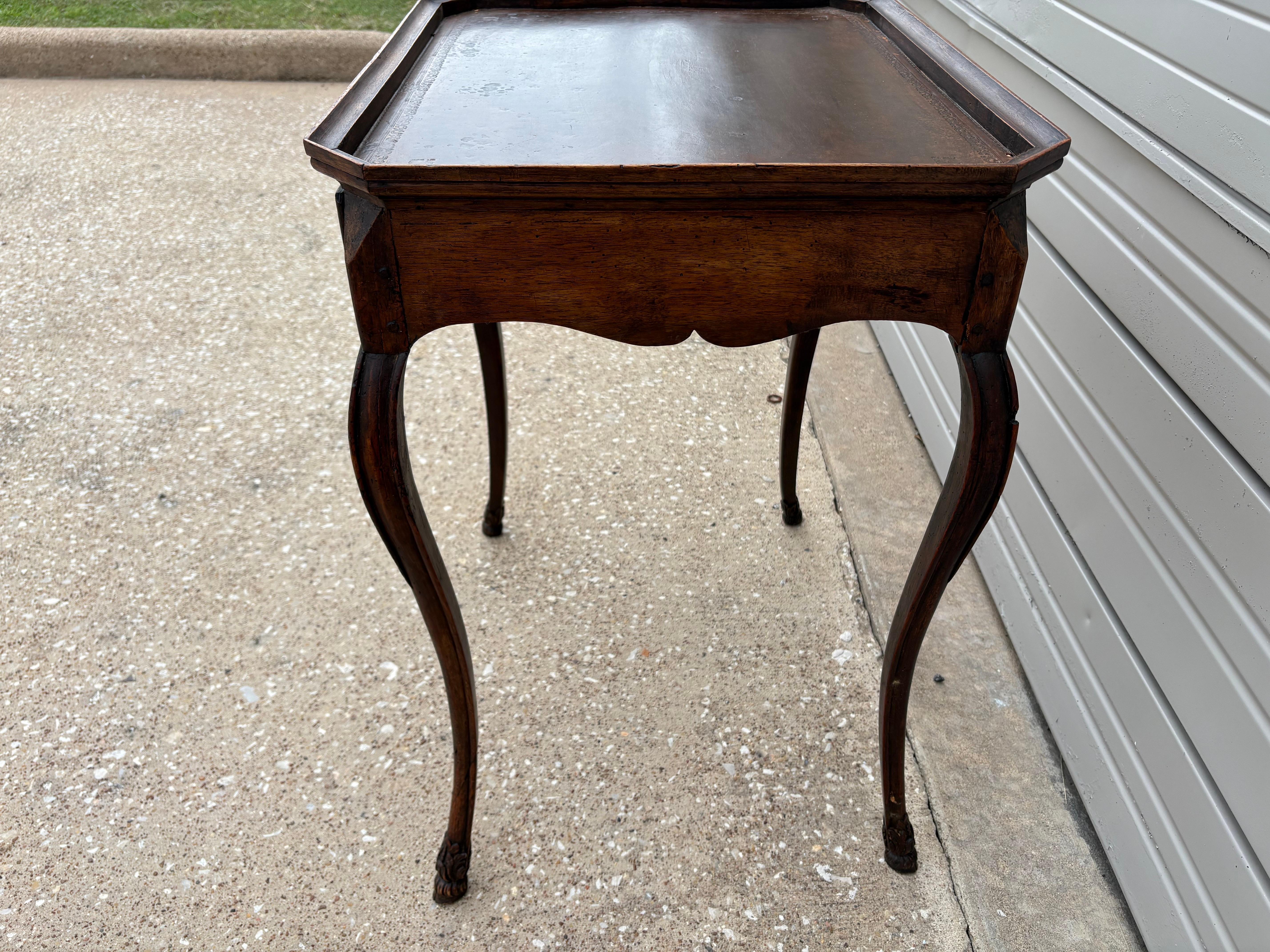 Französischer Louis XV-Tisch aus dem 18. (Louis XV.) im Angebot