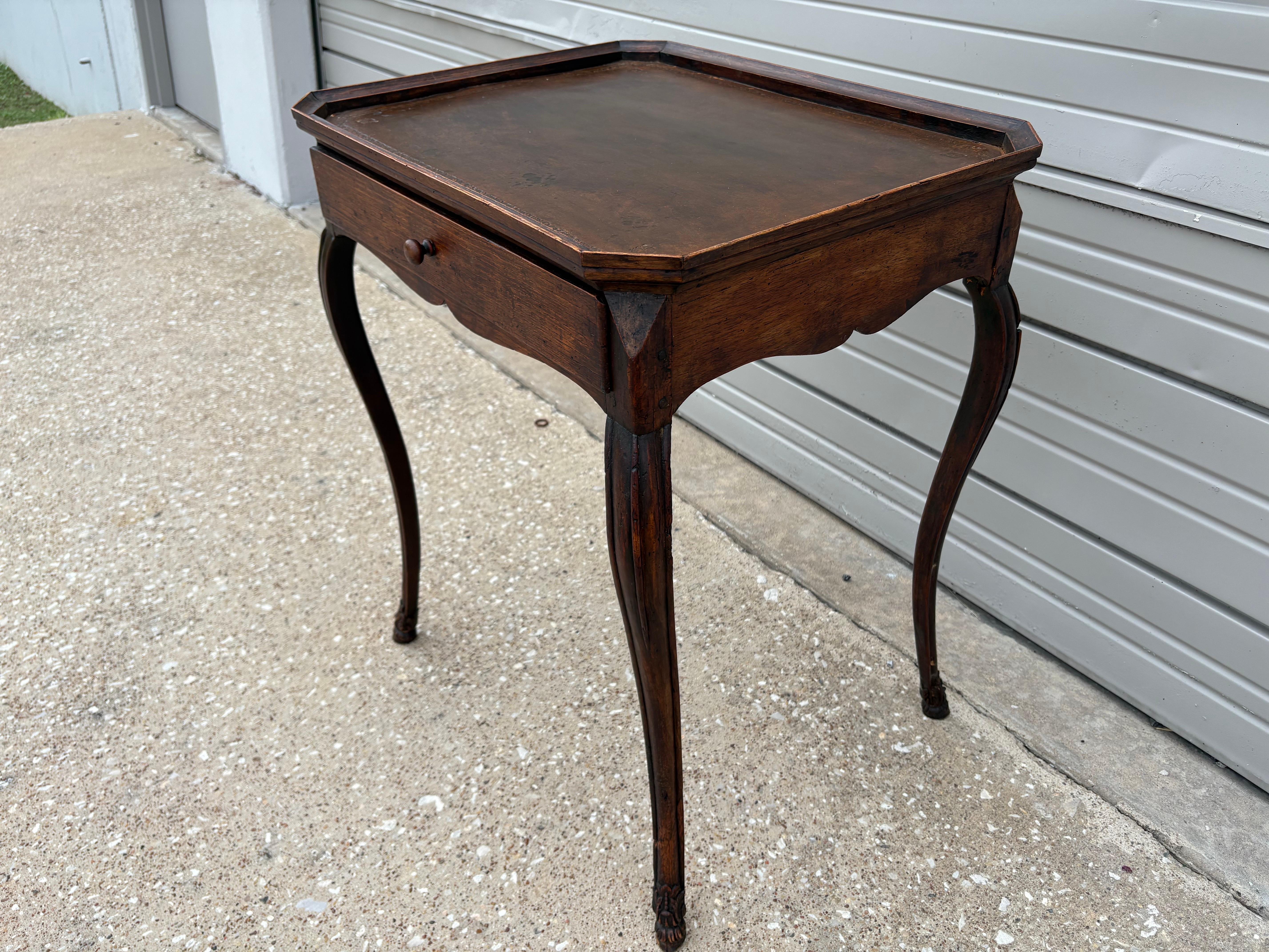 Französischer Louis XV-Tisch aus dem 18. (18. Jahrhundert und früher) im Angebot