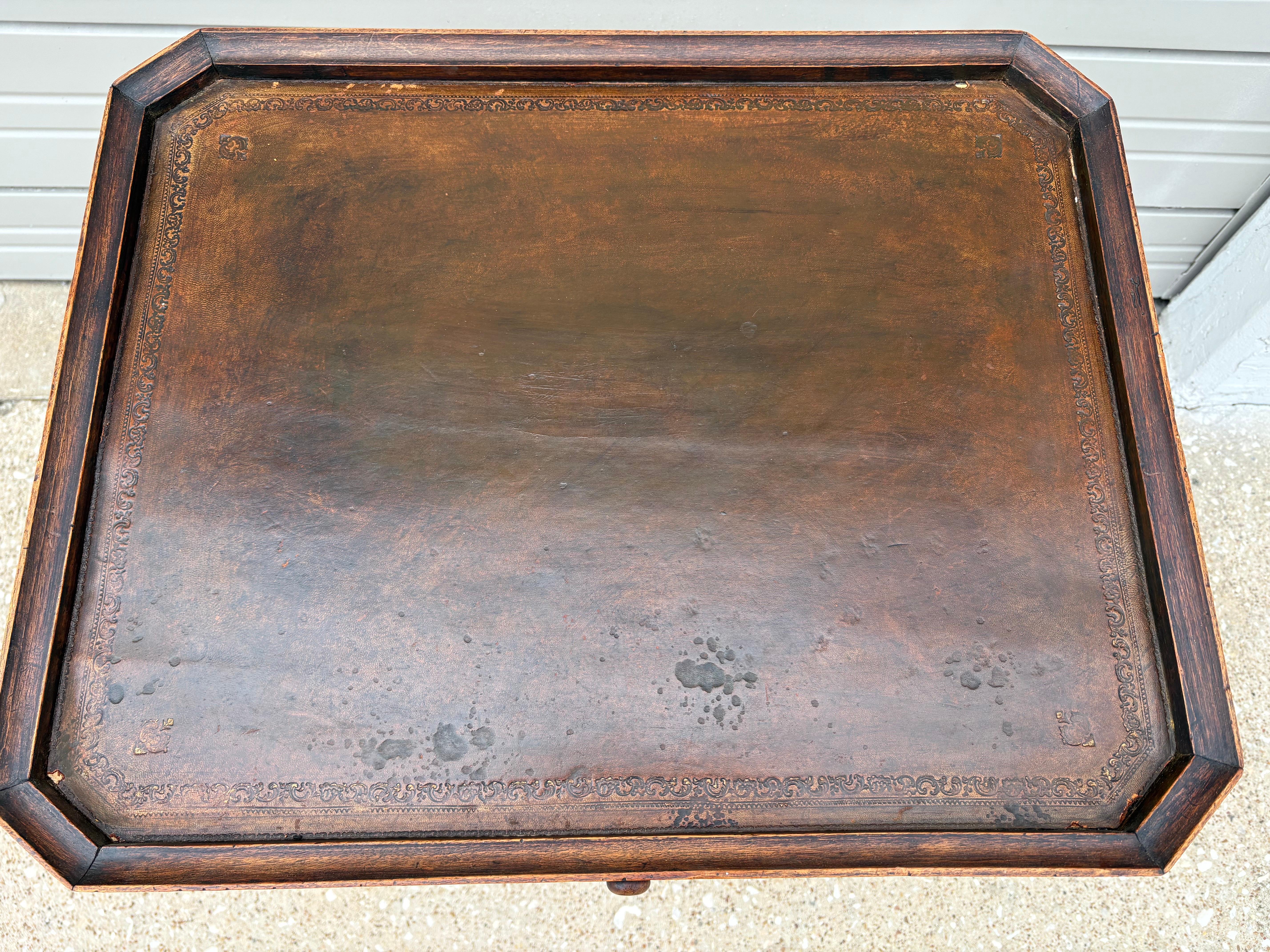 Französischer Louis XV-Tisch aus dem 18. (Leder) im Angebot