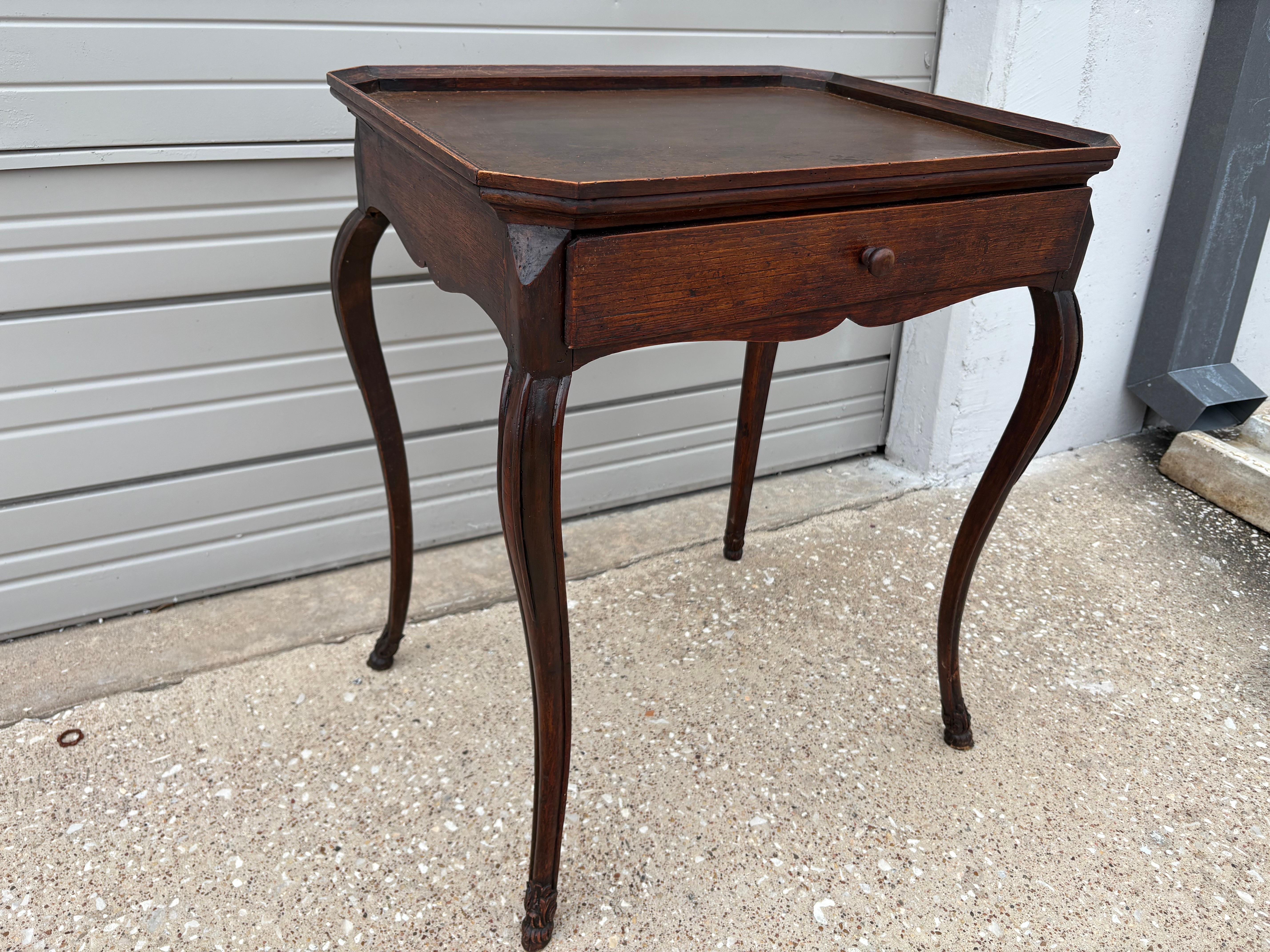 Französischer Louis XV-Tisch aus dem 18. im Angebot 1