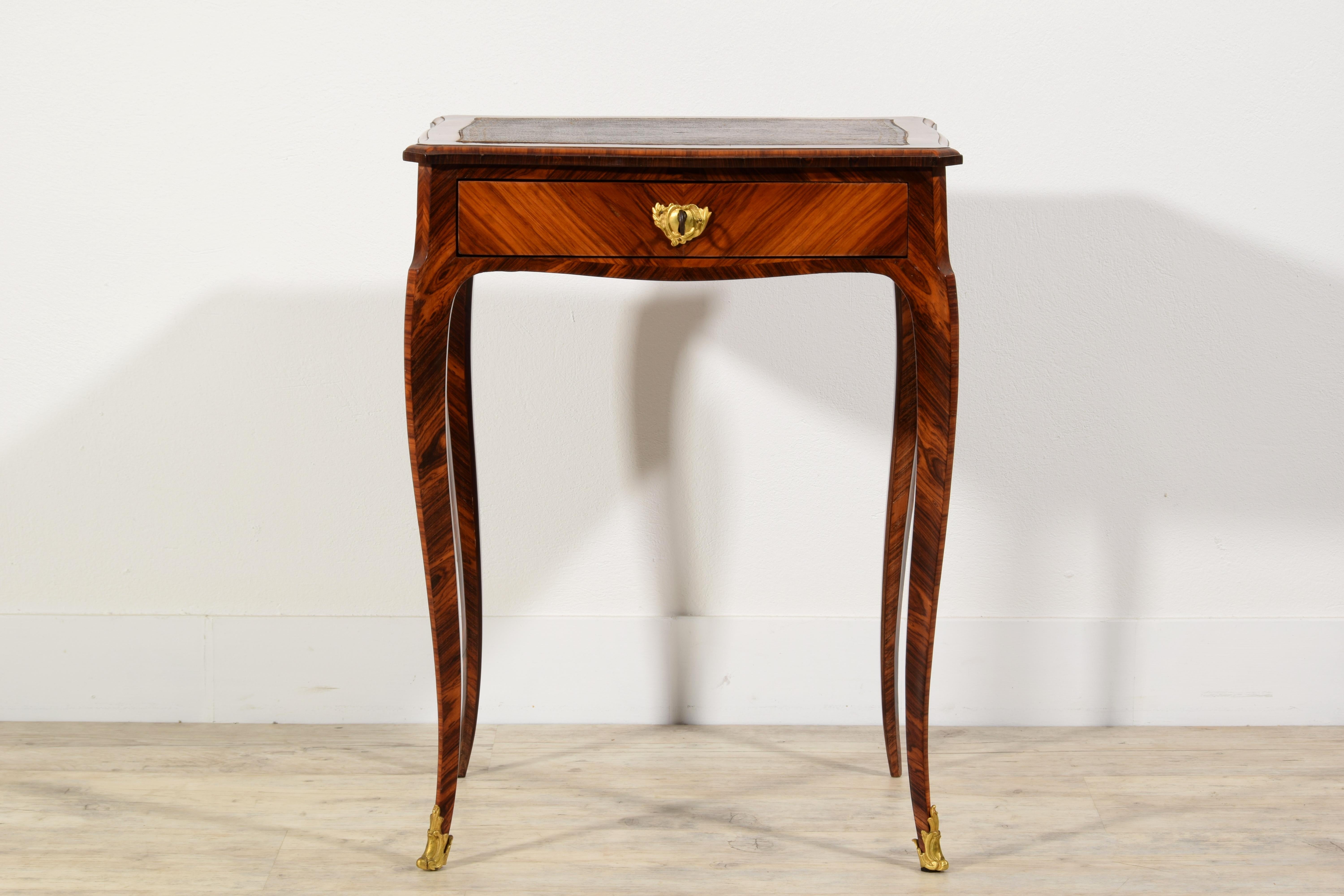 18th Century, French Louis XV violet wood coffee table.
Ancient provevance: Collection Fondazione Accorsi-Ometto, Turin
The elegant and refined Louis XV coffee table, made in France in the eighteenth century, is paved with precious violet wood,