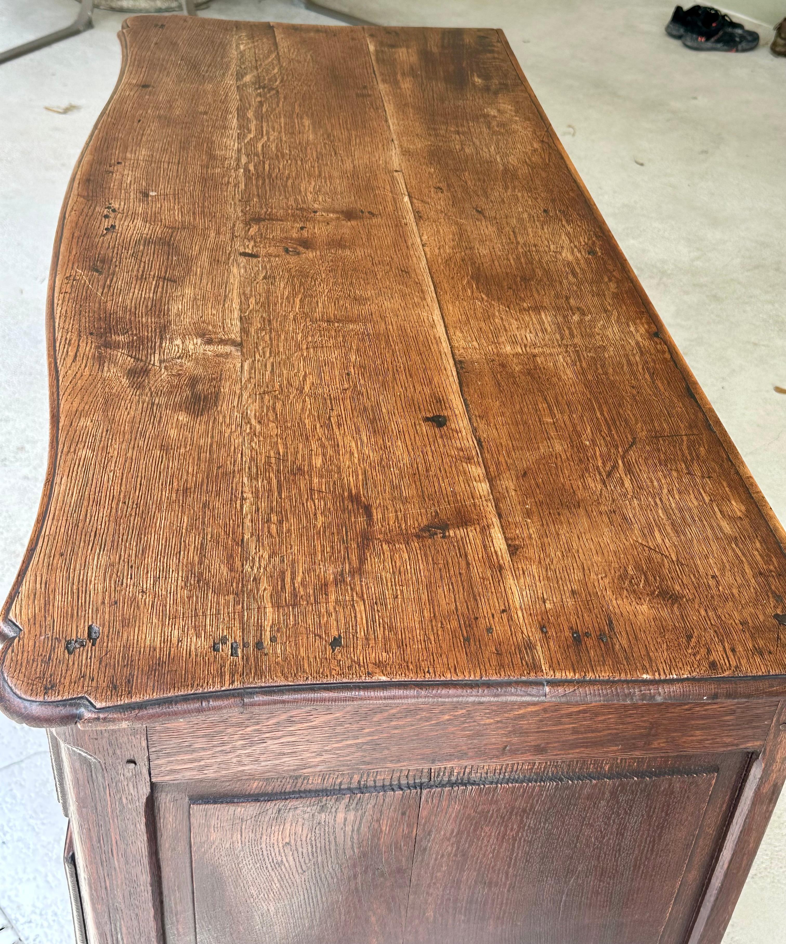 18th Century French Louis XV Walnut and Oak Chest of Drawers For Sale 5