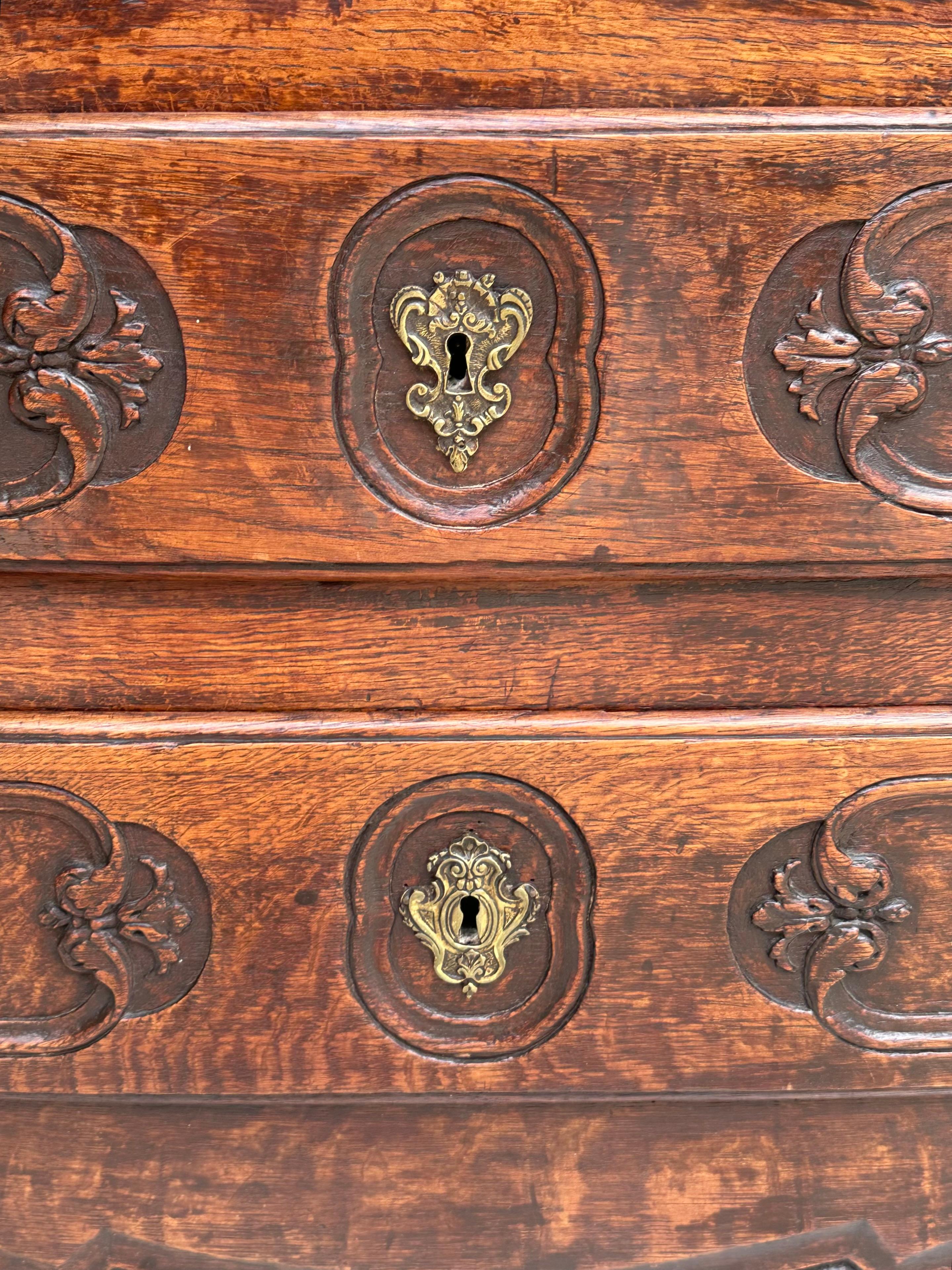 18th Century French Louis XV Walnut and Oak Chest of Drawers In Good Condition For Sale In Vero Beach, FL