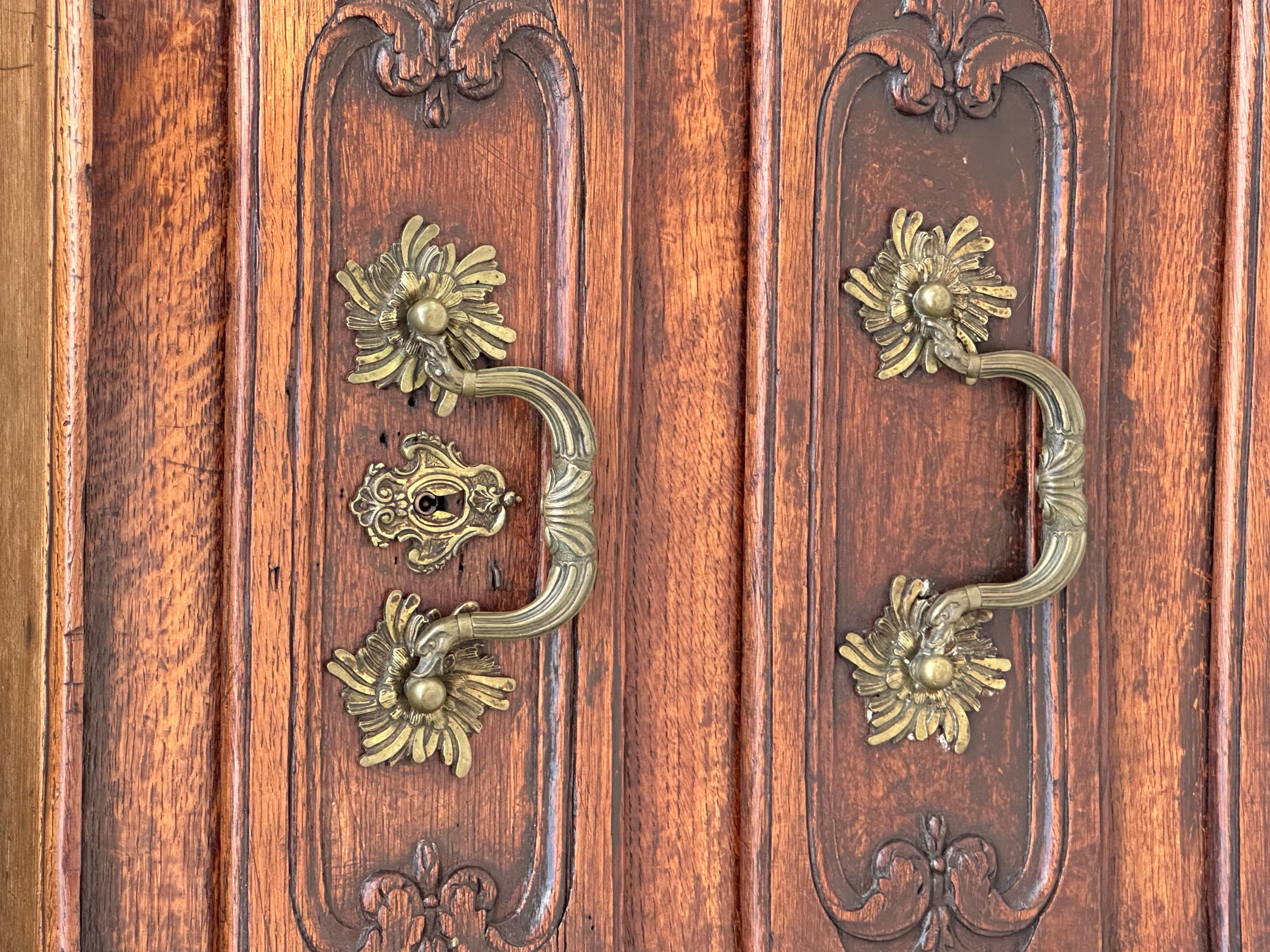 18th Century French Louis XV Walnut and Oak Chest of Drawers For Sale 2